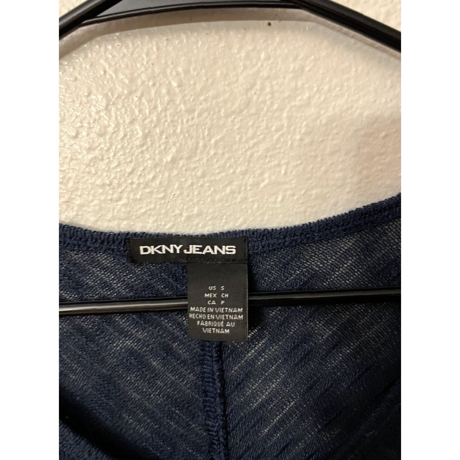 Vintage DKNY JEANS Blouse Shirt Ladies Top, S Navy V-Neck 3/4 Sleeve Knit Acrylic Spandex Regular Warm Weather Womens Size 28" / US 6 / IT 42 - 2 Thumbnail