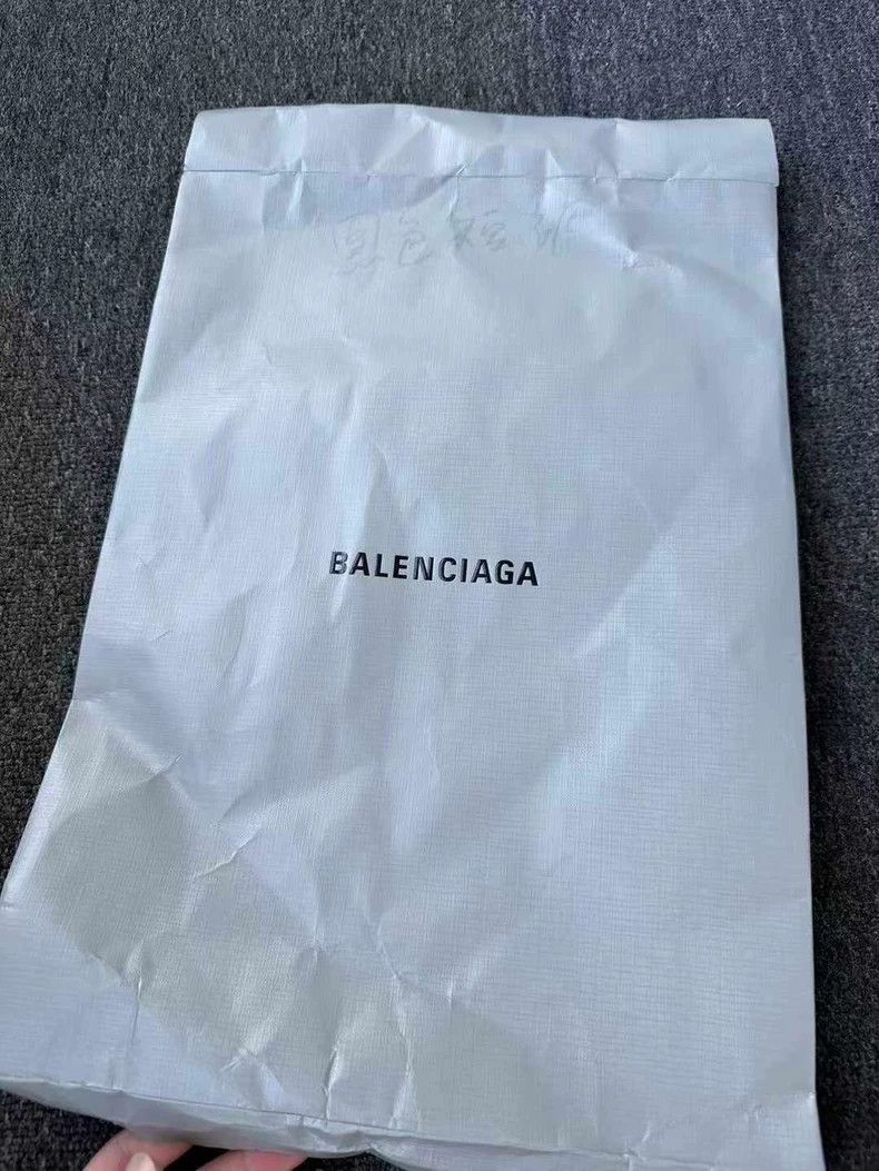 Balenciaga Balenciaga size 46 Crinkled slogan full-print shorts Size US 30 / EU 46 - 7 Thumbnail
