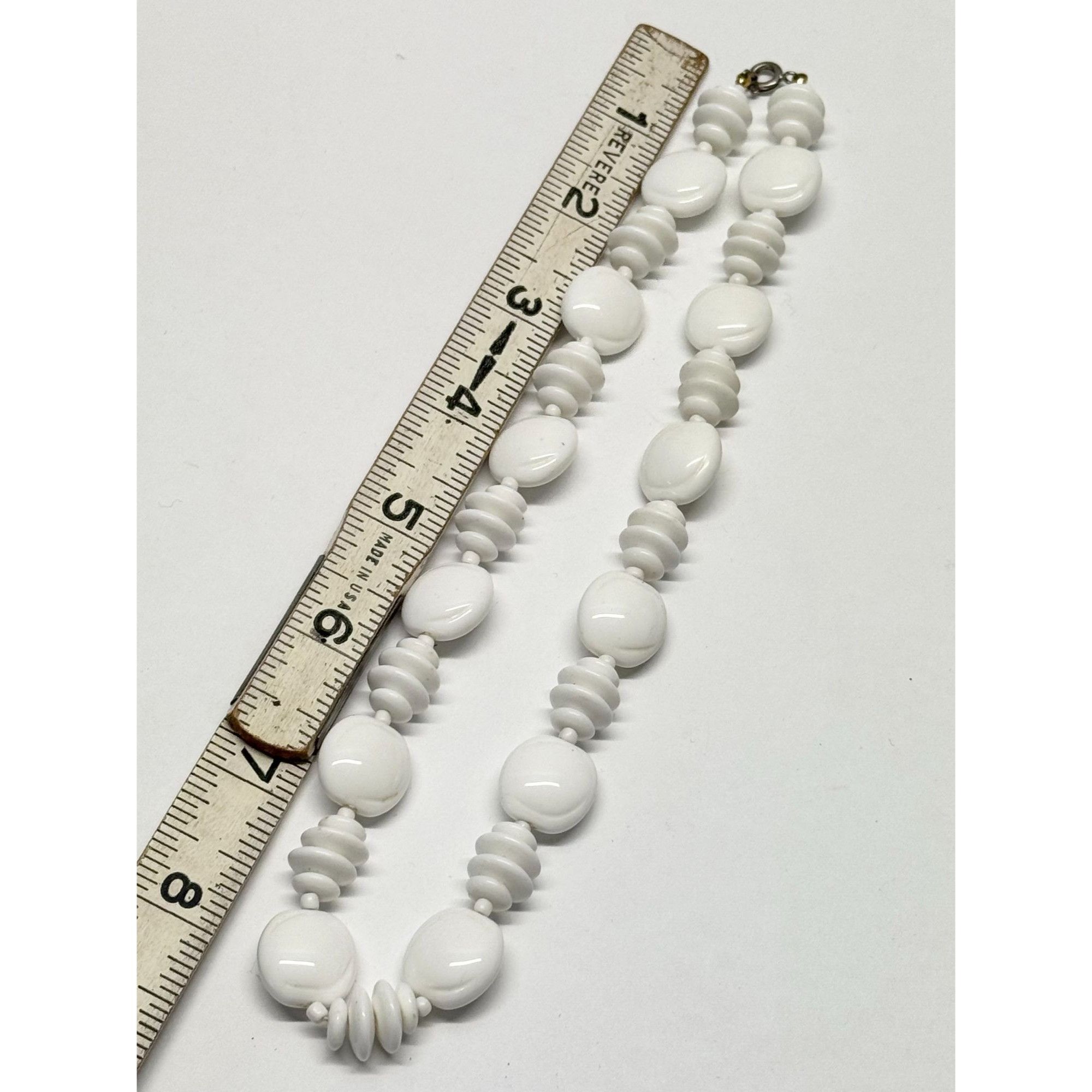 Vintage Vintage white plastic beaded necklace Size ONE SIZE - 5 Thumbnail