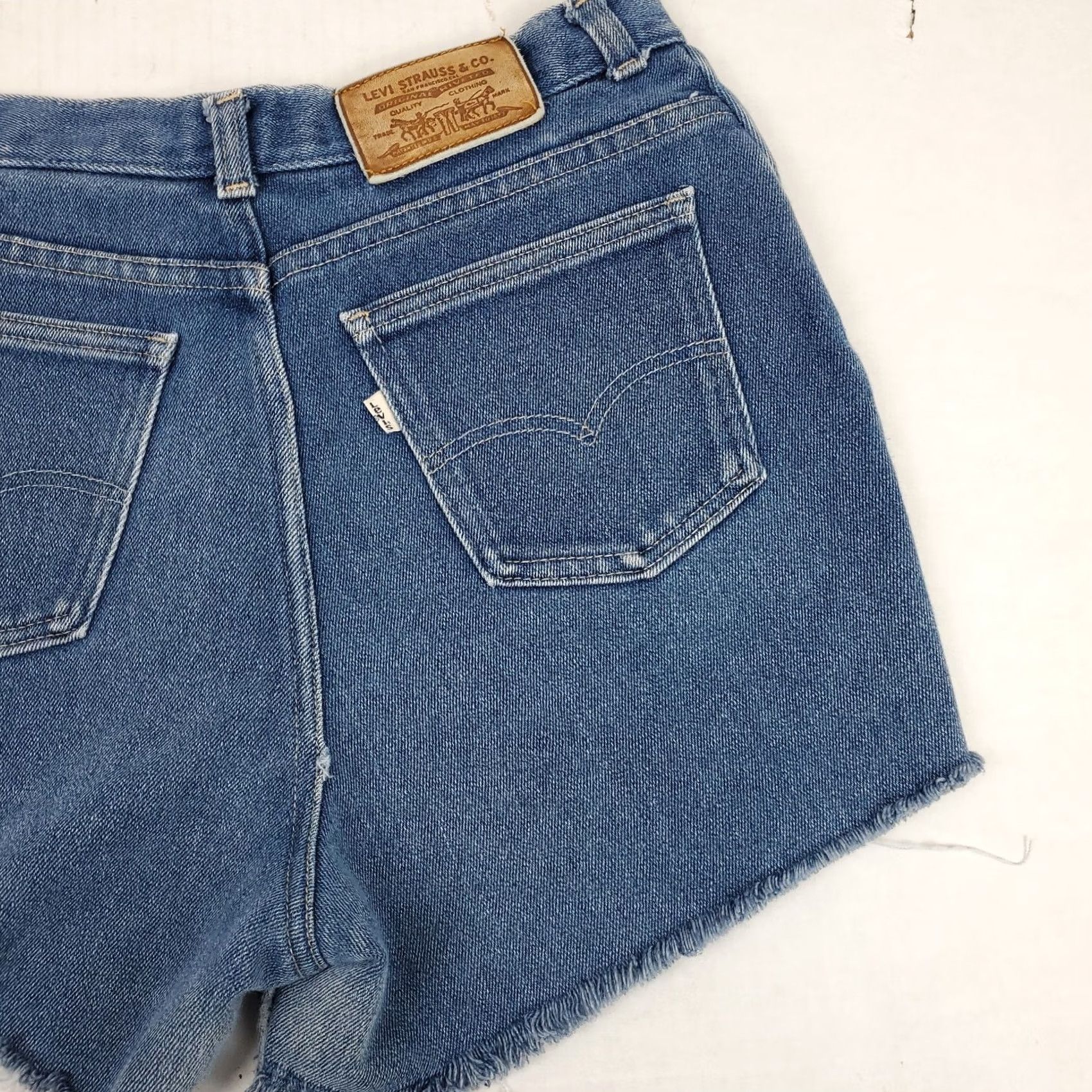 Levi's Vintage Levi's White Tab Blue Jean Cut Offs Womens Size 16 W30 x 3" Inseam Rockabilly Denim Jeans 1970s US Levis Mens Womens Girls Size 38" / US 16 / IT 52 - 3 Thumbnail