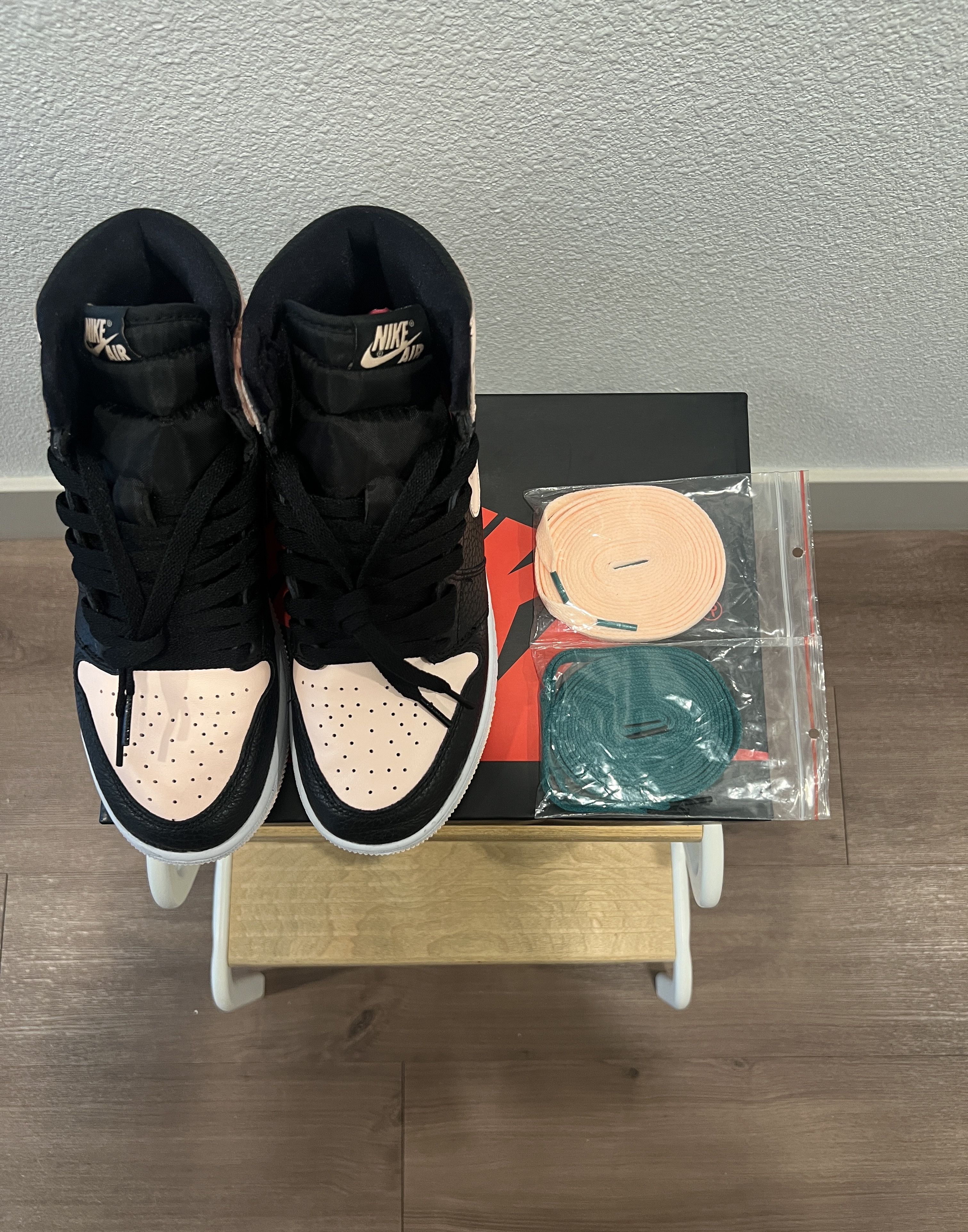 Jordan Brand Retro Air Jordan 1 "Crimson" Size US 6 / EU 39 - 2 Thumbnail