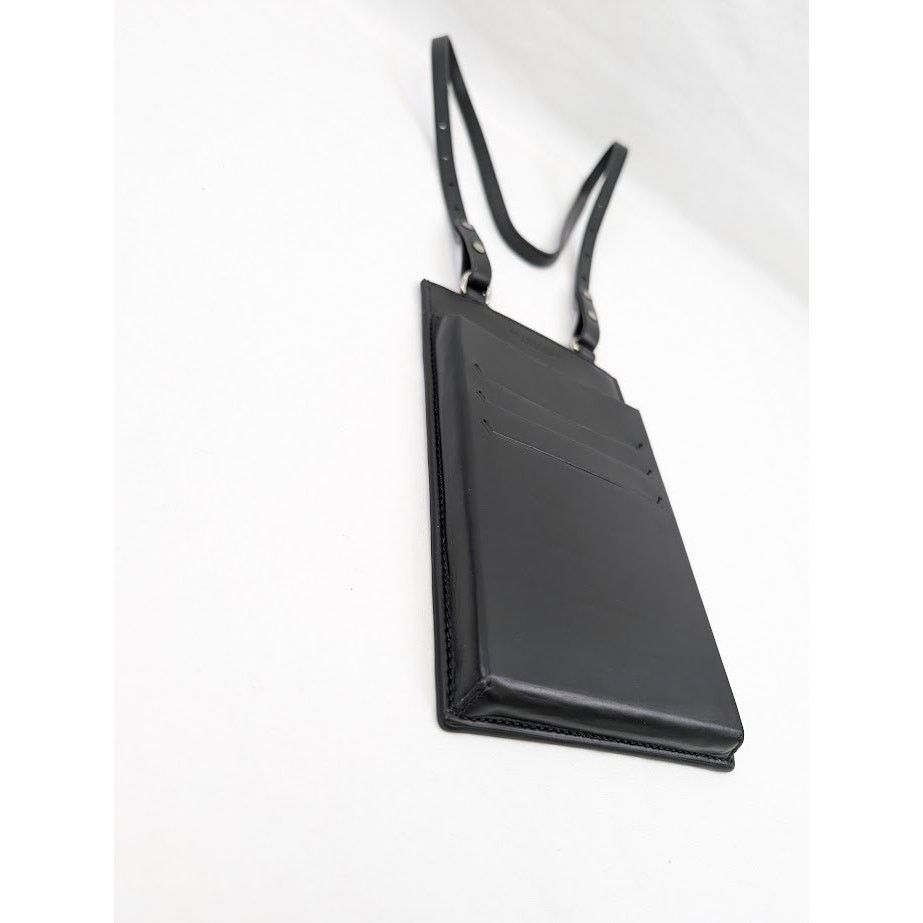 o1rshd1 Q:2 / Size: OS / Paper Calf Perforated Case in Nero
