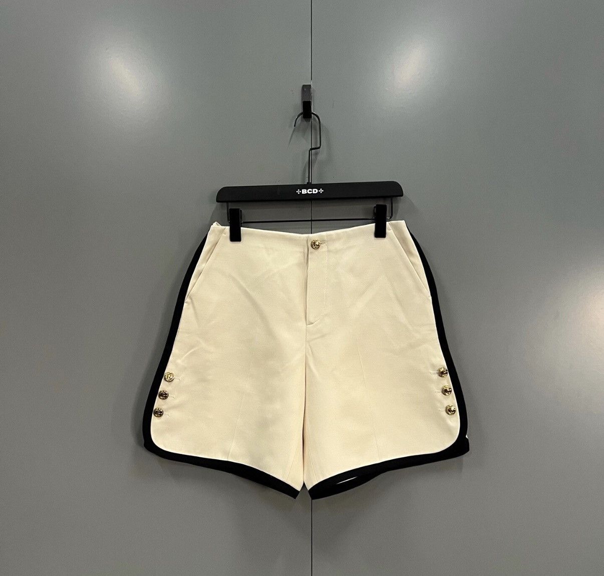 Gucci Gucci Gold Button Suit Shorts J41 Size 27" / US 4 / IT 40 - 1 Thumbnail