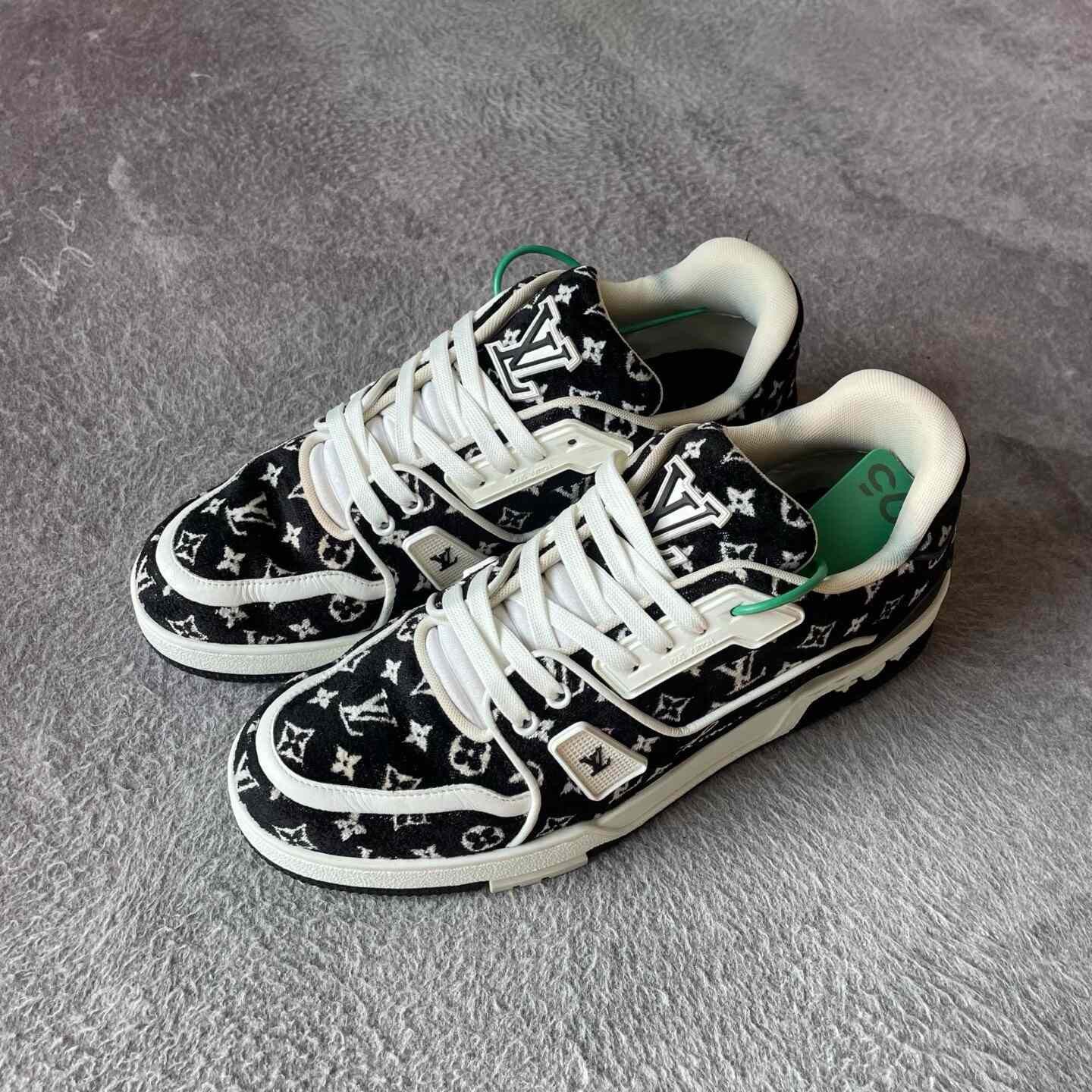 Louis Vuitton Louis Vuitton Training Black Lowtop Sneakers 41 Men Size US 8.5 / EU 41-42 - 1 Thumbnail