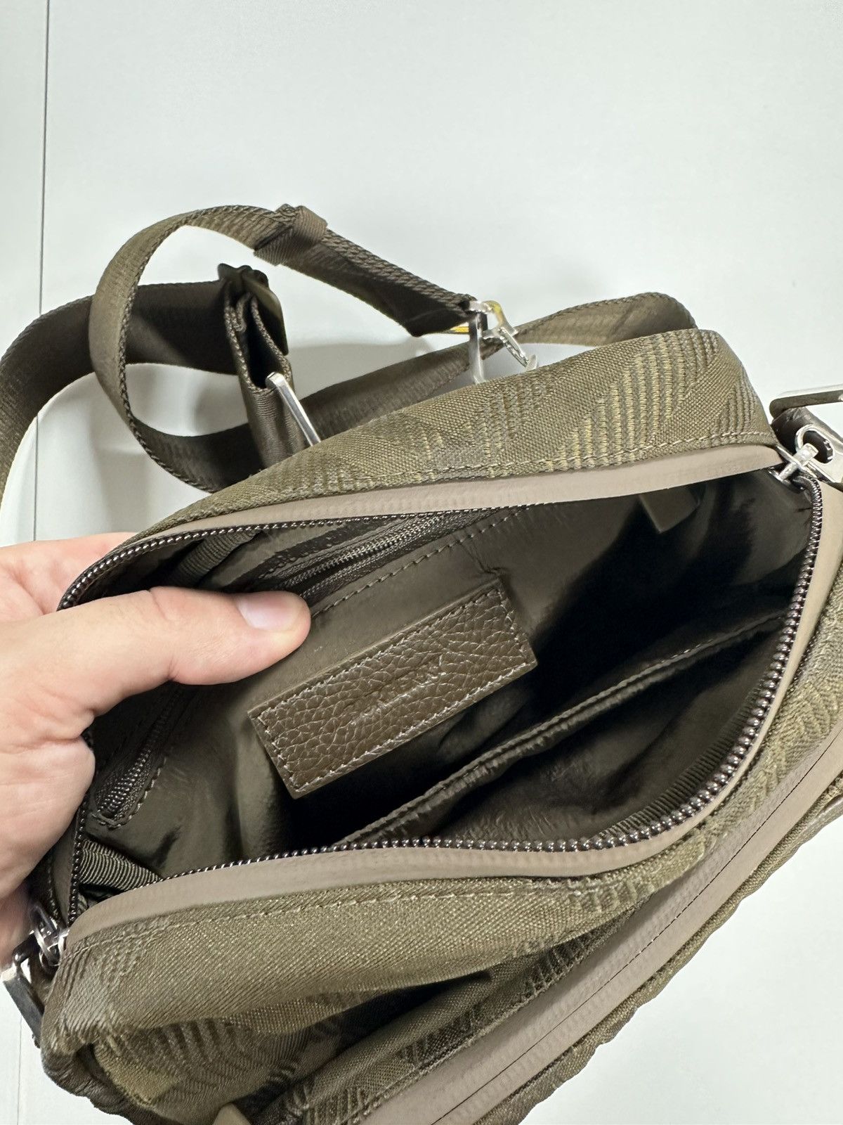 Burberry Burberry Checked Jacquard Zipped Shoulder Bag Size ONE SIZE - 11 Thumbnail