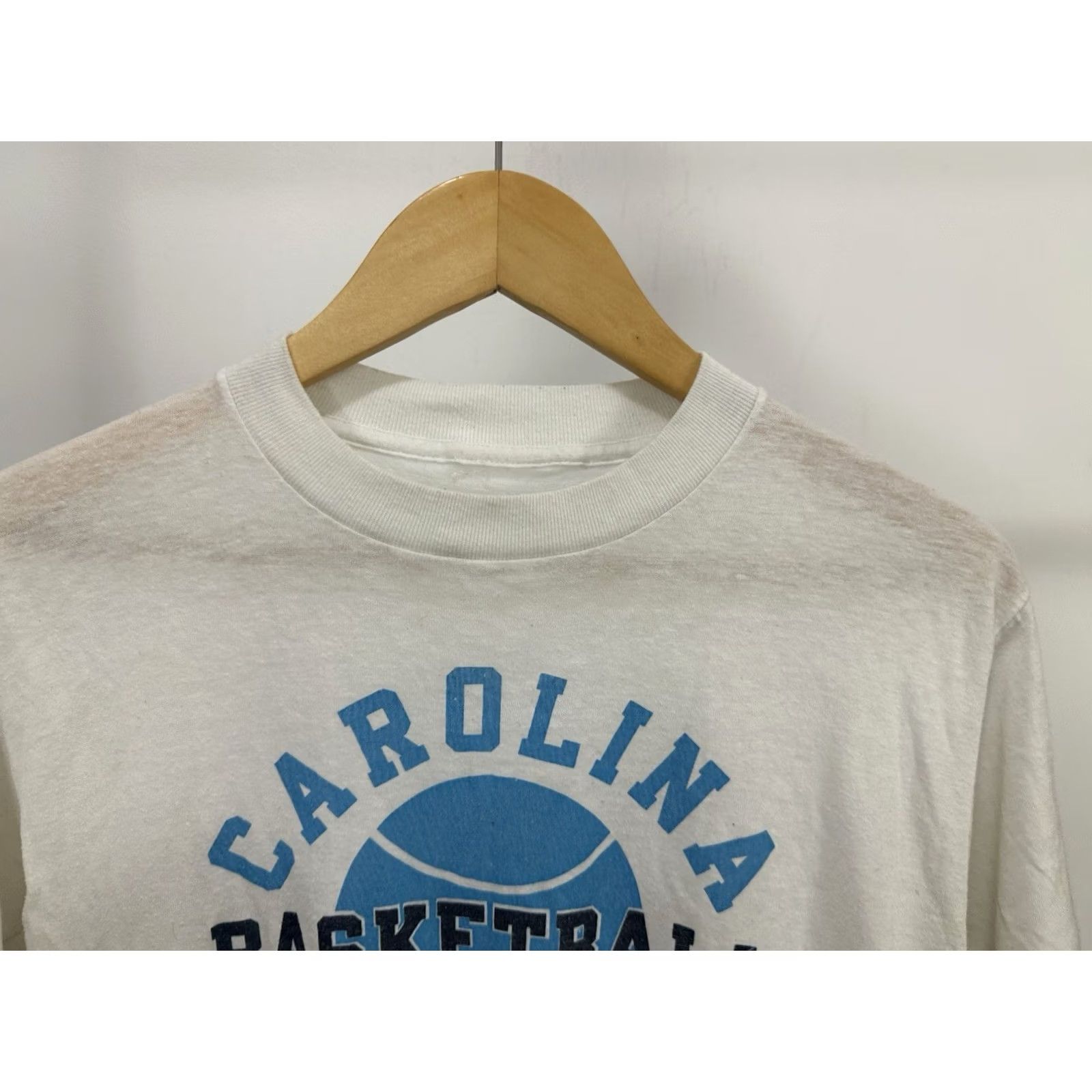 Vintage VTG 80s UNC Carolina Basketball School T-Shirt Size L White Mens Short Sleeve Size US L / EU 52-54 / 3 - 4 Thumbnail