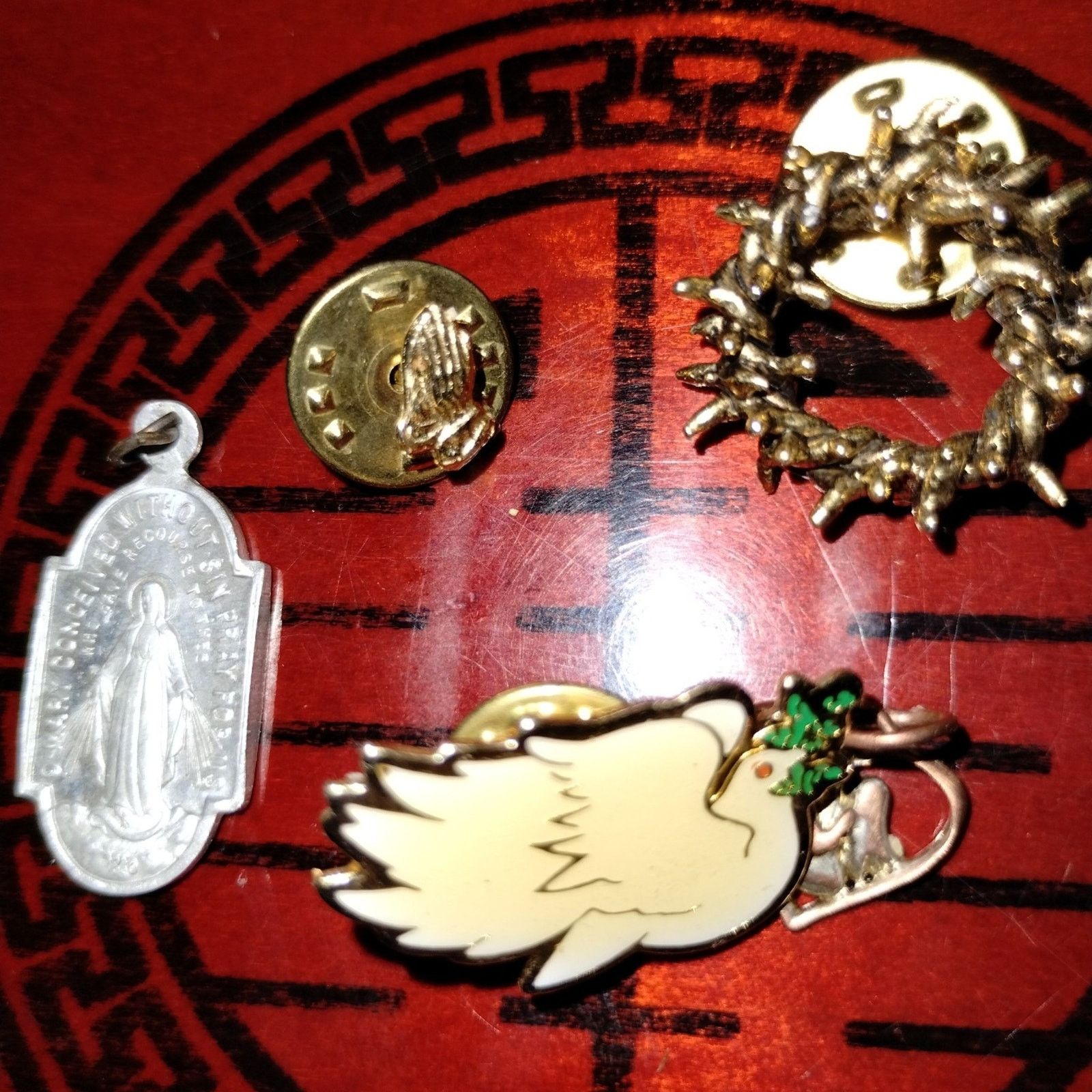 Vintage Vintage lot of religious pinbacks and one pendant Size ONE SIZE - 1 Thumbnail