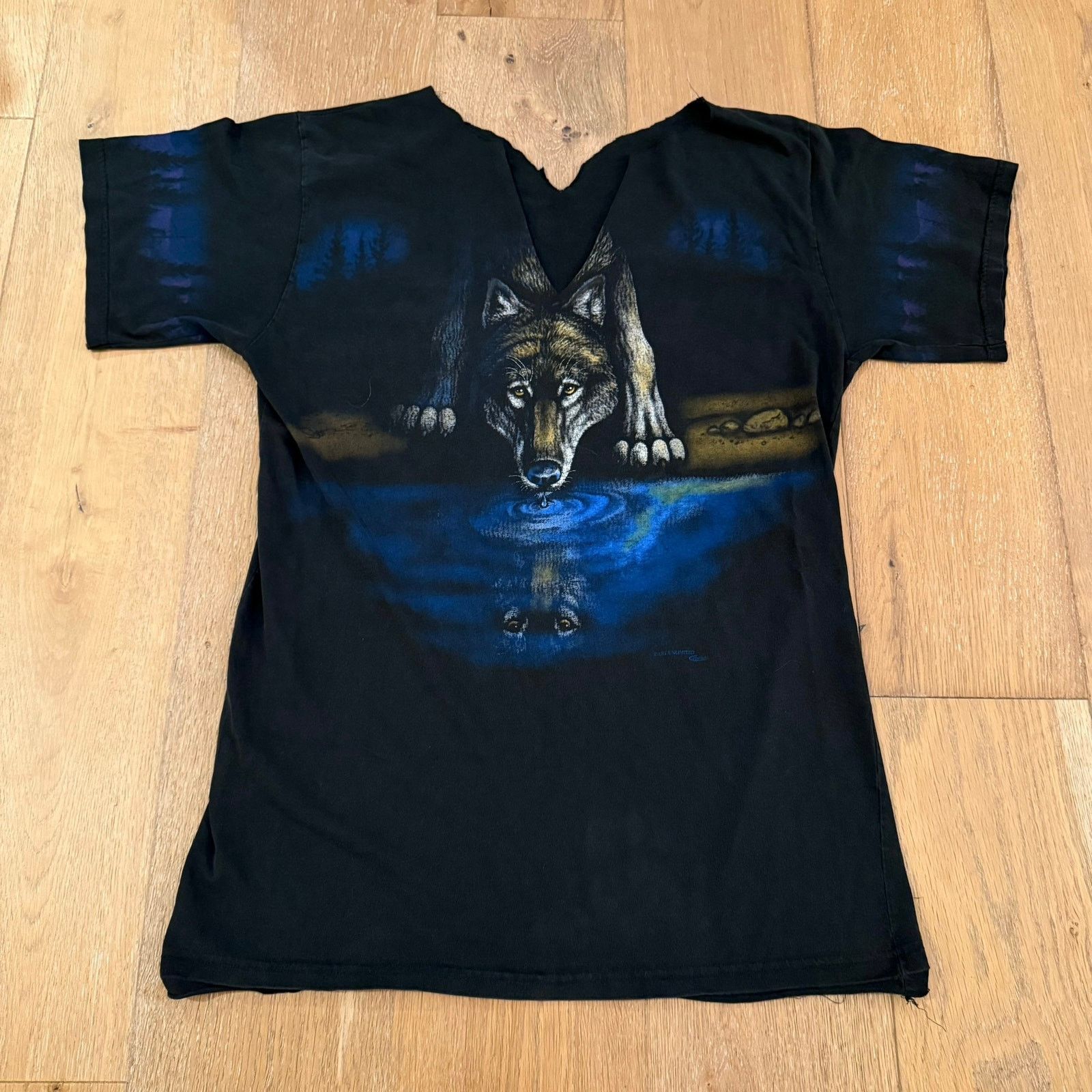 Vintage Vintage 90s Wolf Full Print Tee – Cut Neck – Rare Piece! Size US M / EU 48-50 / 2 - 1 Thumbnail