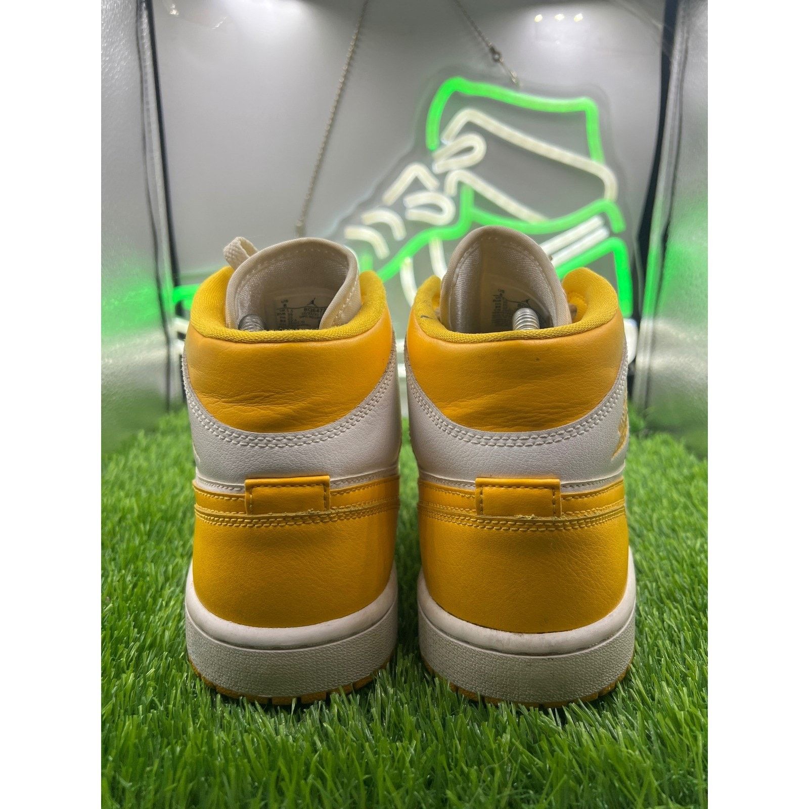 Jordan Brand Nike Jordan 1 Mid White University Gold W Size 8 Size US 8 / IT 38 - 5 Thumbnail