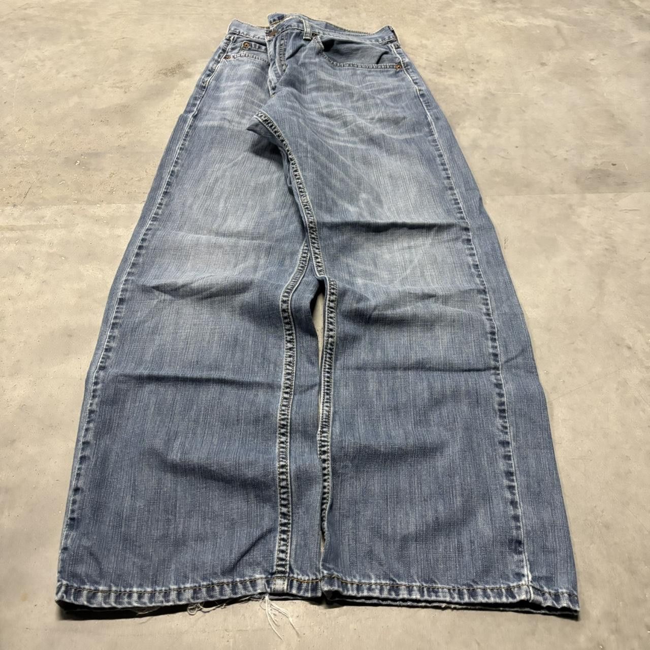 Levi's × Vintage Crazy Vintage Y2K/2000s Grunge Faded Medium Wash Levi’s Essential Denim Jeans! Size US 34 / EU 50 - 3 Thumbnail
