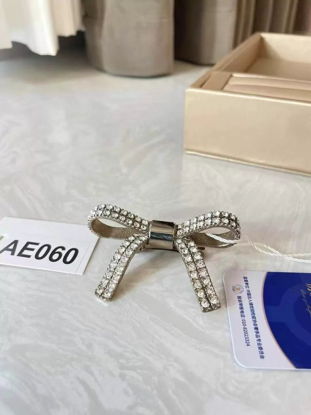 Miu Miu MIU MIU Crystal Hair Clip 6x4cm Excellent For Sale AE060 Size ONE SIZE - 1 Thumbnail