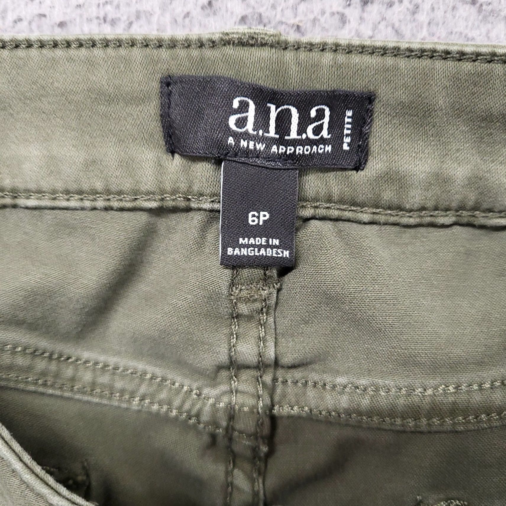 Olive a.n.a. A New Approach Women's Size 6 Petite Olive Green Cargo Pants Cropped Zip Size 28" / US 6 / IT 42 - 2 Thumbnail
