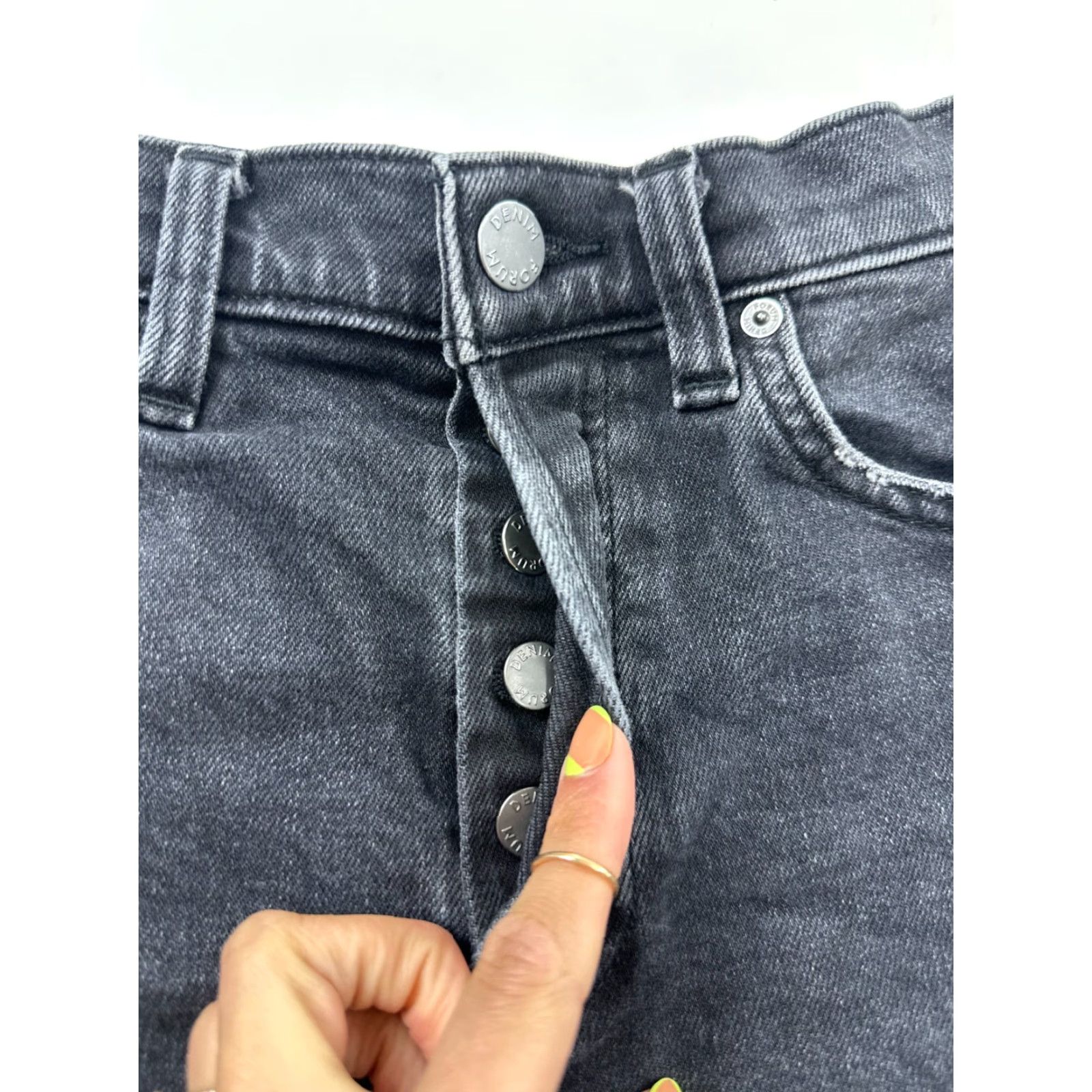 Denime Denim Forum Shorts Womens 23 Black Boyfriend High Rise Frayed Hem Button Fly 5-Pocket Denim Cotton Spring Summer Walking Mens Womens Boys Girls Size 40" / US 18 - 3 Thumbnail