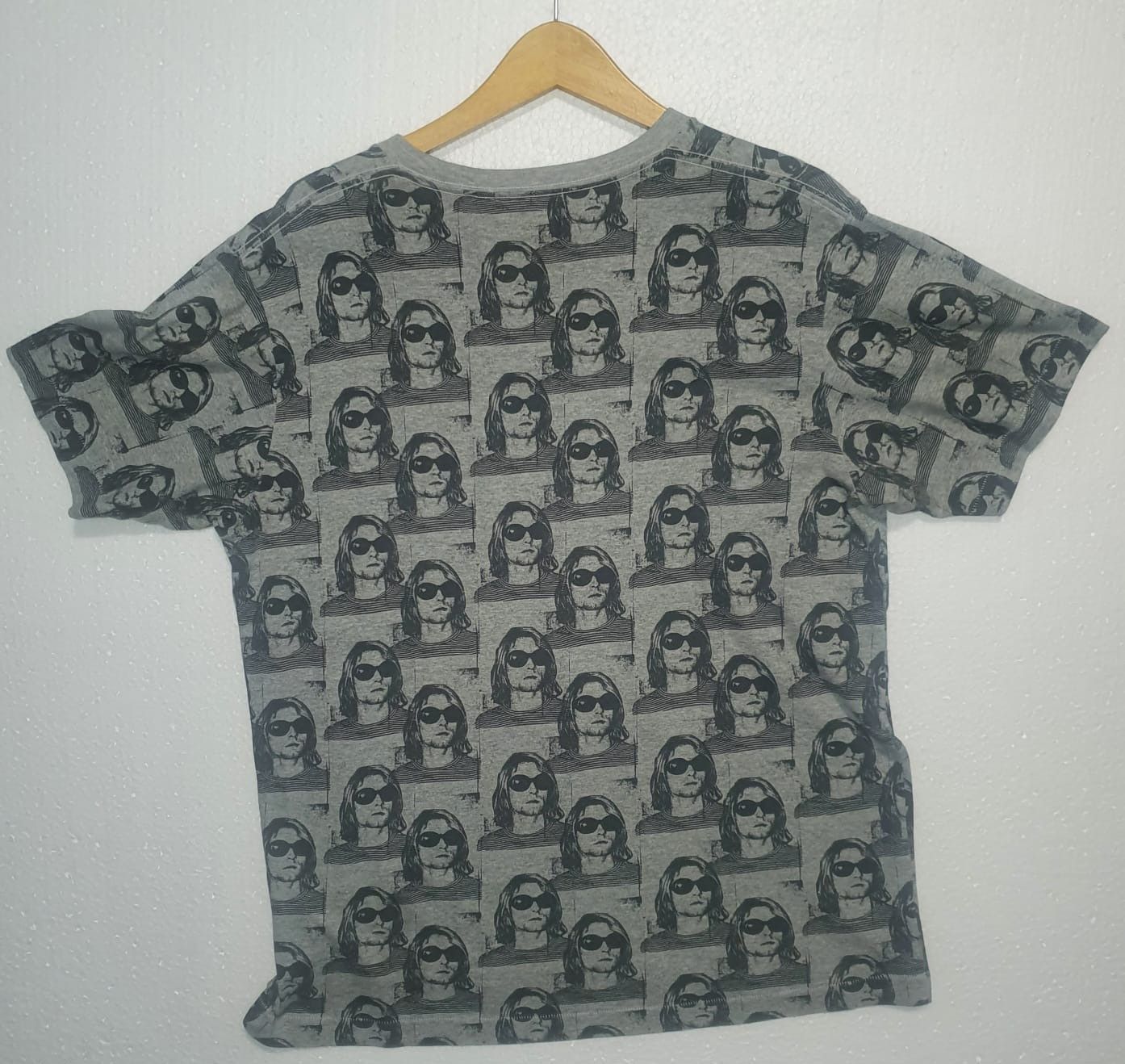 Uniqlo Uniqlo Nirvana Kurt Cobain Over Print Tshirt Size US L / EU 52-54 / 3 - 2 Thumbnail
