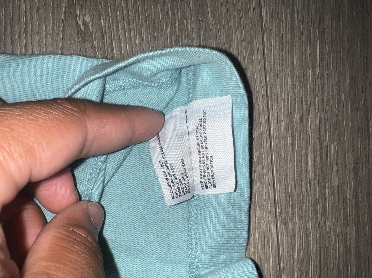 Kaws × Uniqlo Kaws x Uniqlo 2019 Collab Size US L / EU 52-54 / 3 - 3 Thumbnail