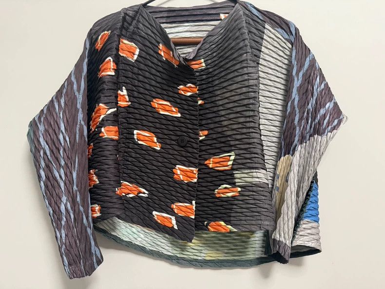 Issey Miyake size:2 The living room features a black main
