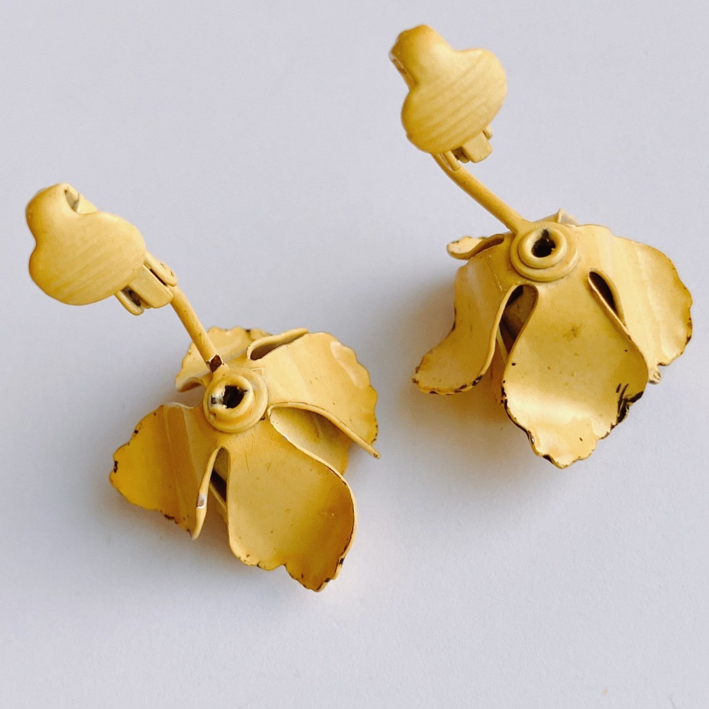 Vintage VTG Mid Century Clip On Earrings Yellow Enamel Flower 1950s Size ONE SIZE - 9 Thumbnail