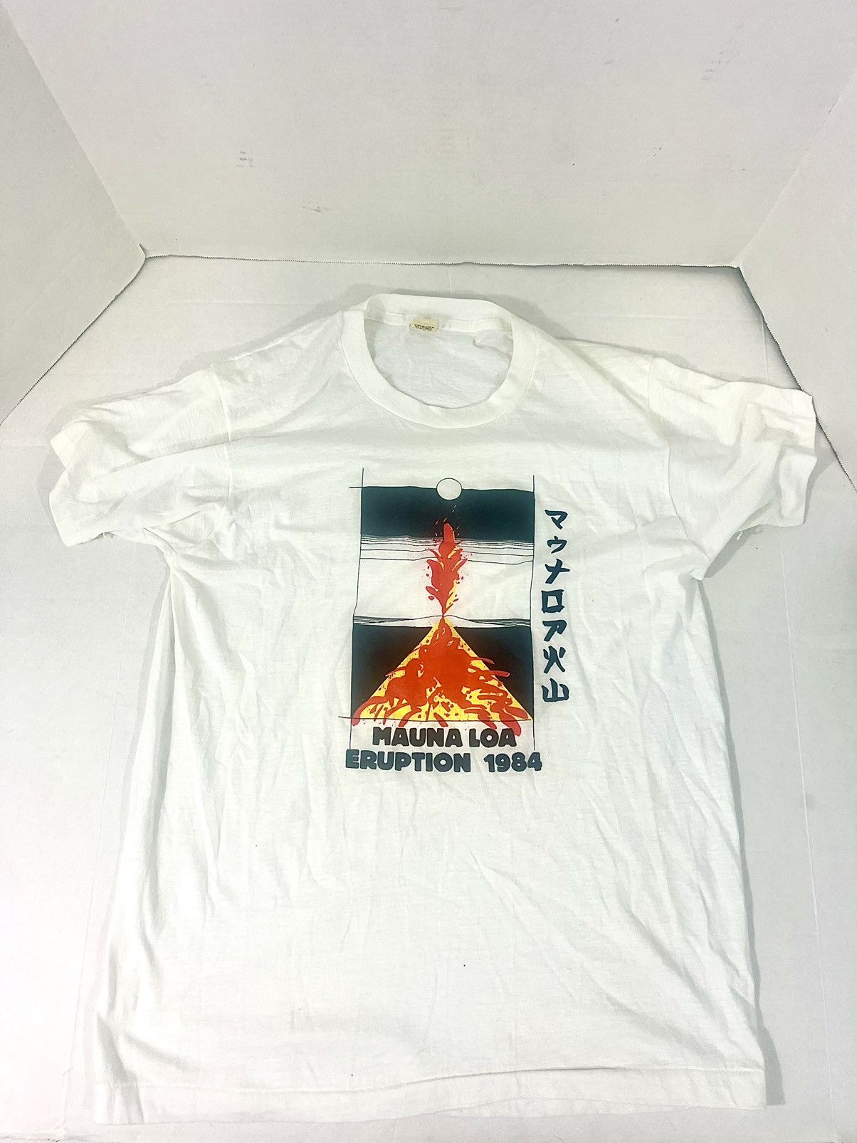 Vintage Vintage Mauna Loa Eruption 1984 T-Shirt Size US XL / EU 56 / 4 - 1 Thumbnail