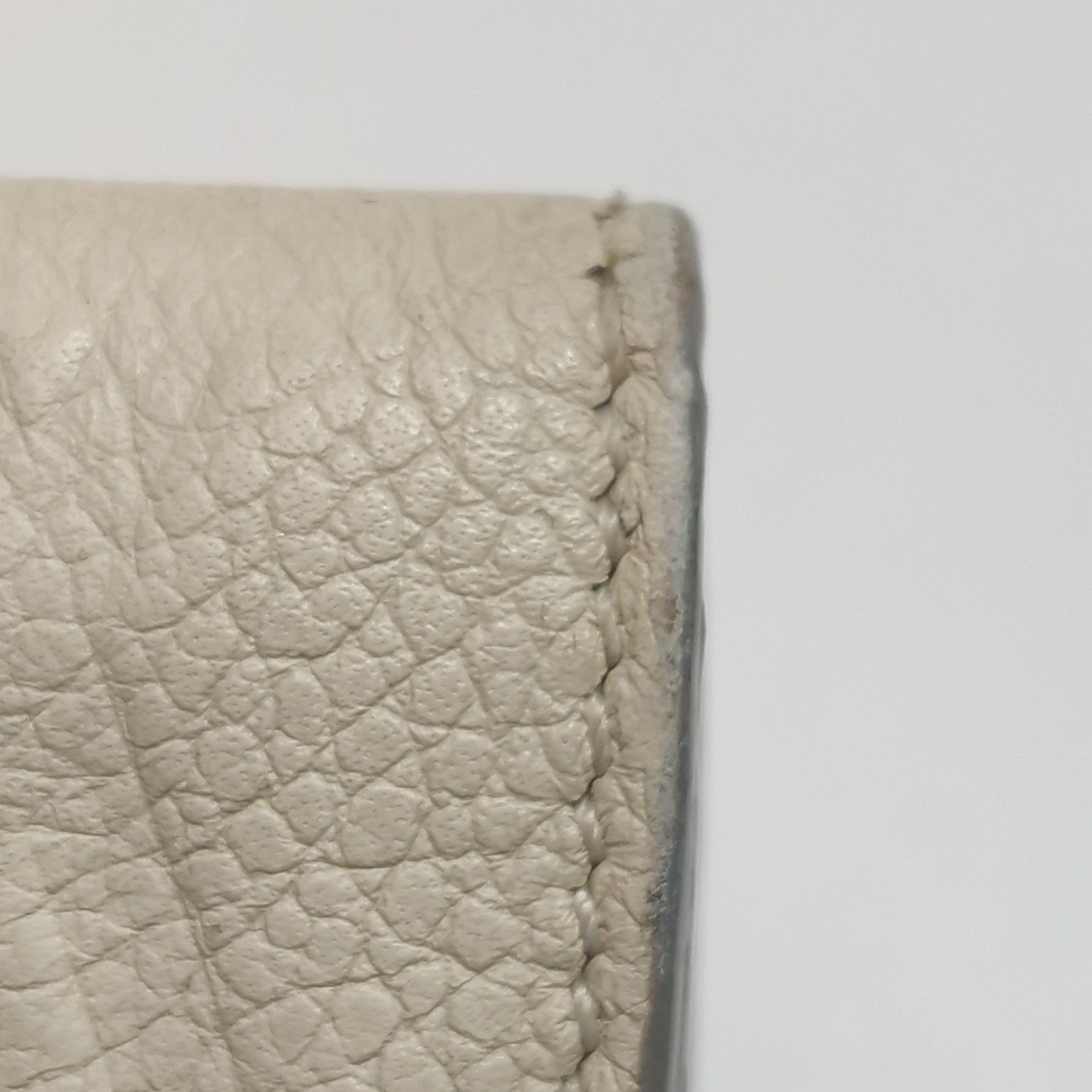 Louis Vuitton Louis Vuitton (LV) Cowhide solid color monogram embossed sn Size ONE SIZE - 2 Thumbnail