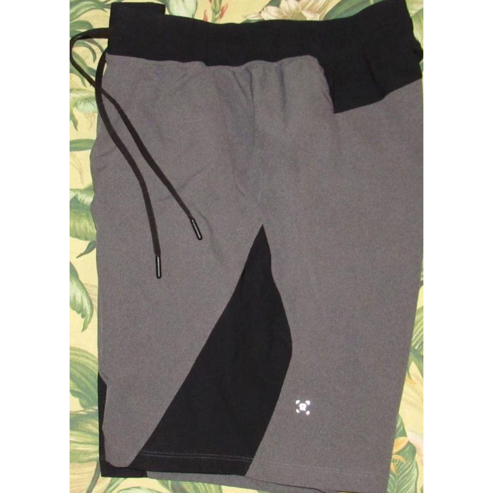 Lululemon LULULEMON Grey 8" Lined Namaste At The Beach Shorts Large L Mens Shirt Size US 33 - 2 Thumbnail
