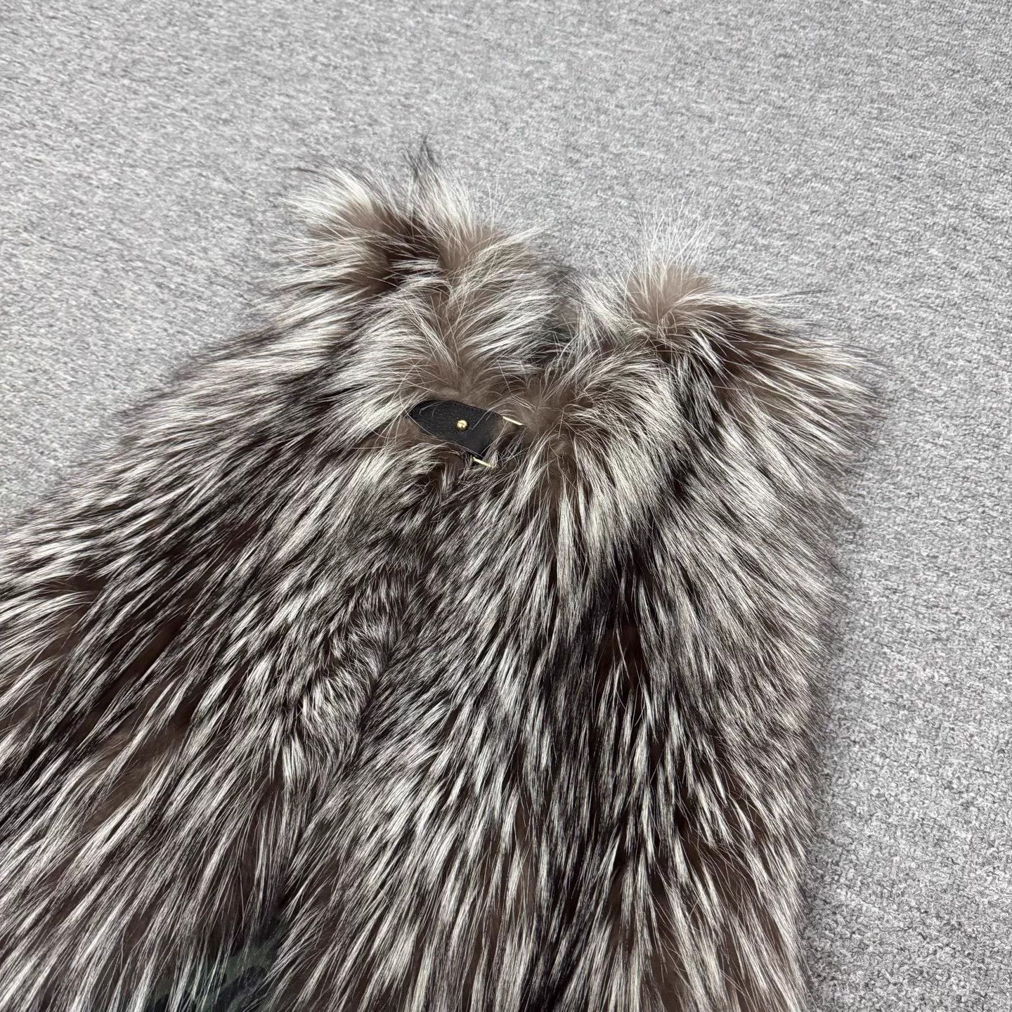 Louis Vuitton LV Fox Fur Vest 34 99 new Size XS / US 0-2 / IT 36-38 - 3 Thumbnail