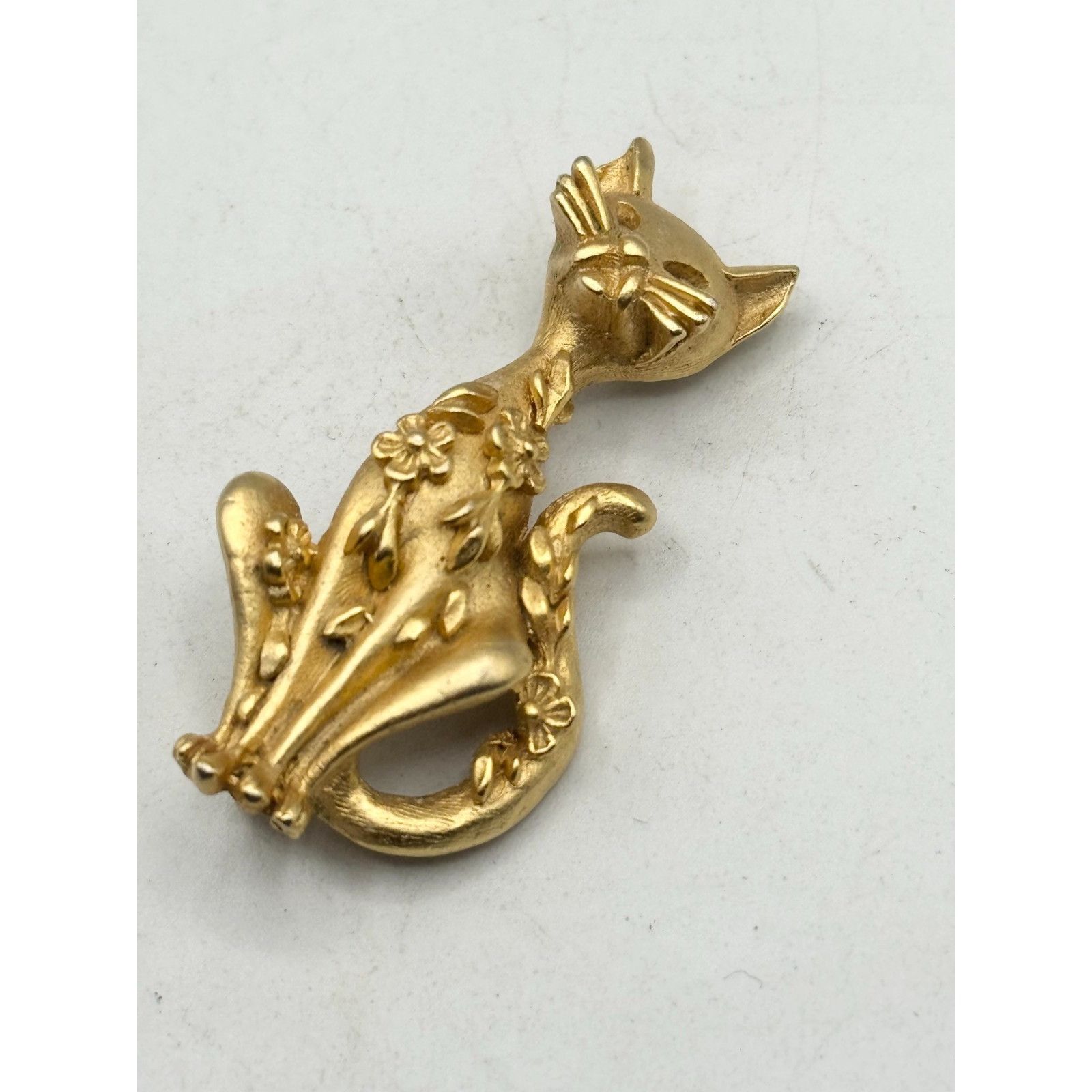 Vintage BSK floral gold tone figural cat kitten brooch pin Size ONE SIZE - 3 Thumbnail