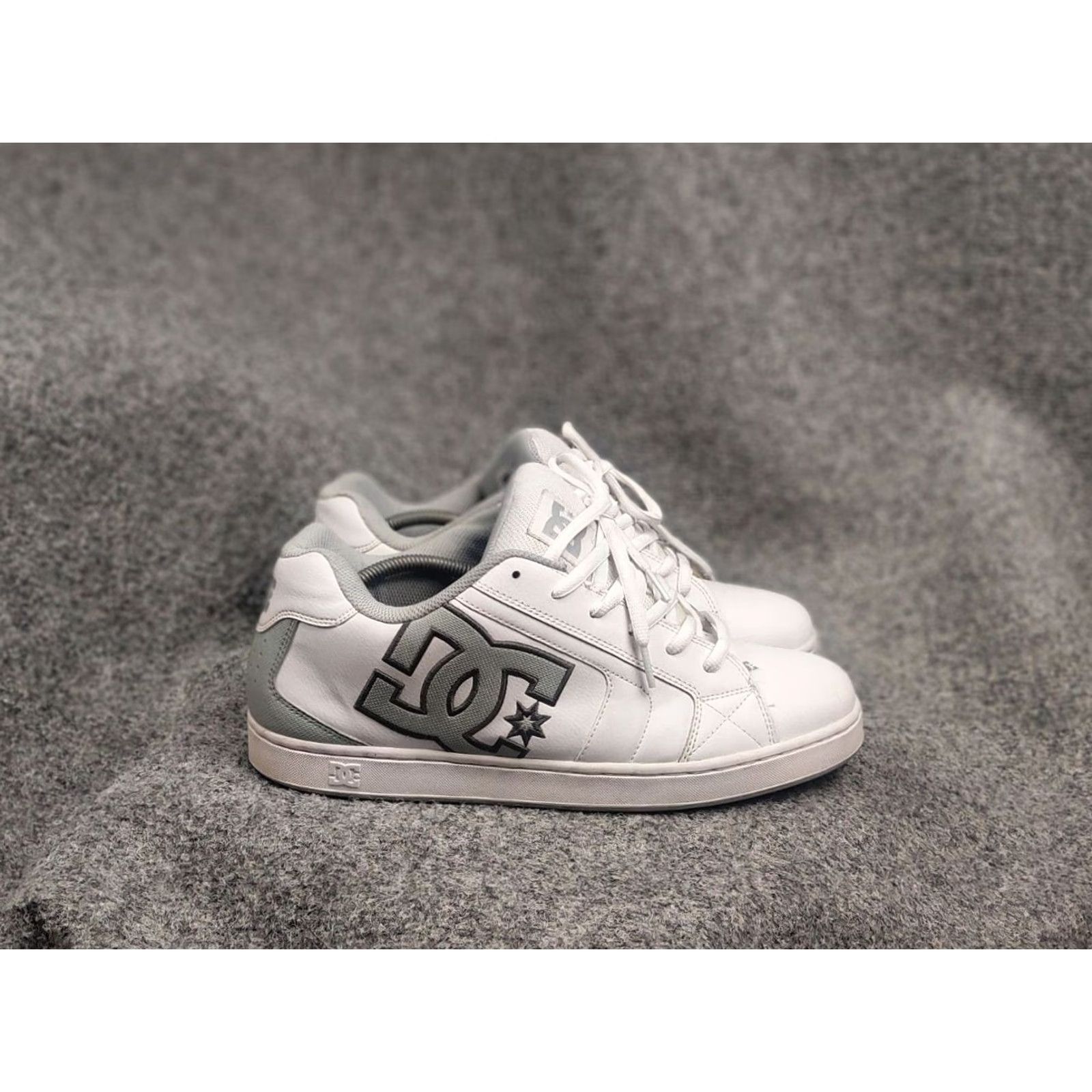 Logo 7 DC Court Graffik Logo Oversized Sneakers - White Leather - Vintage Y2K - DC scarpe Net - Men’s US 13 / UK 12 / EU 47 - Casual Skateboarding Shoe Size US 13 / EU 46 - 5 Thumbnail