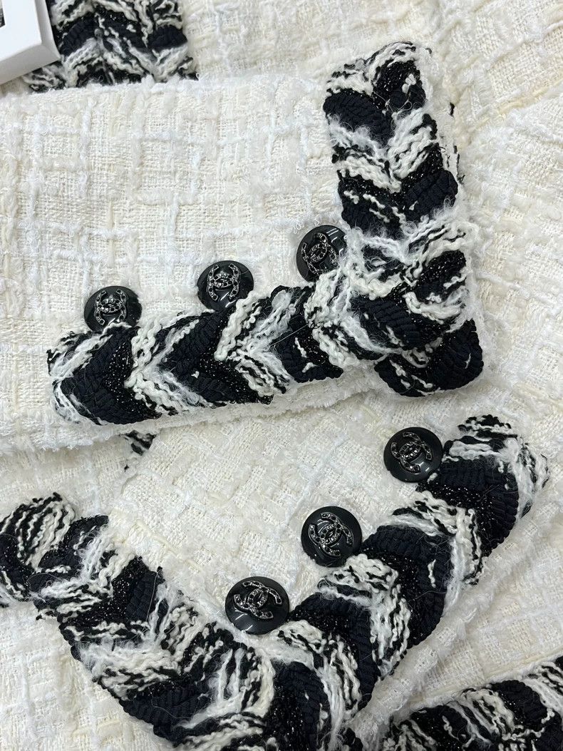 Chanel chanel White and black rolled-edged diamond-button jacket Size XS / US 0-2 / IT 36-38 - 2 Thumbnail