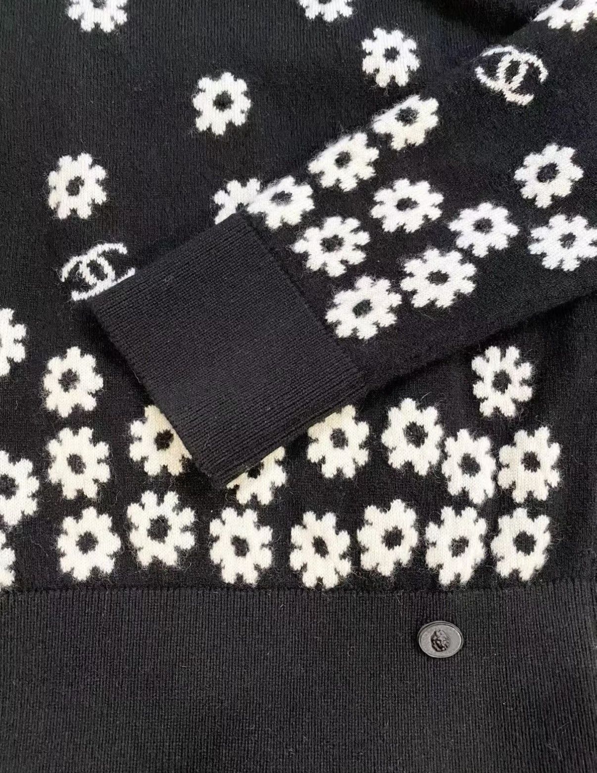 Chanel Chanel Classic Black & White Daisy Cashmere Sweater J33 Size XS / US 0-2 / IT 36-38 - 3 Thumbnail