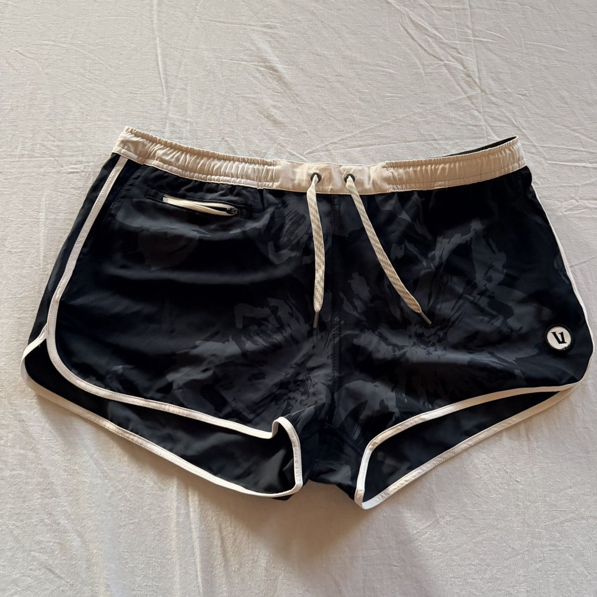 Vuori Vuori Women's Performance Shorts Floral Print XL 2” Inseam Size 34" / US 12 / IT 48 - 1 Thumbnail
