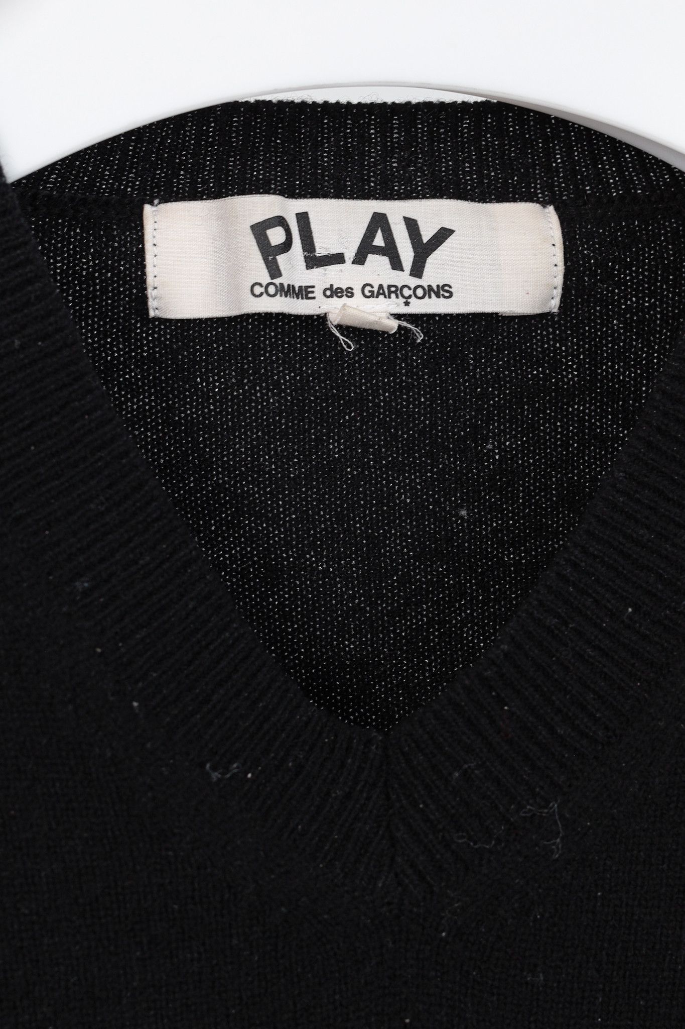 Comme des Garcons Comme des Garcons PLAY Black V-Neck Heart-Logo Sweater Size L / US 10 / IT 46 - 4 Thumbnail