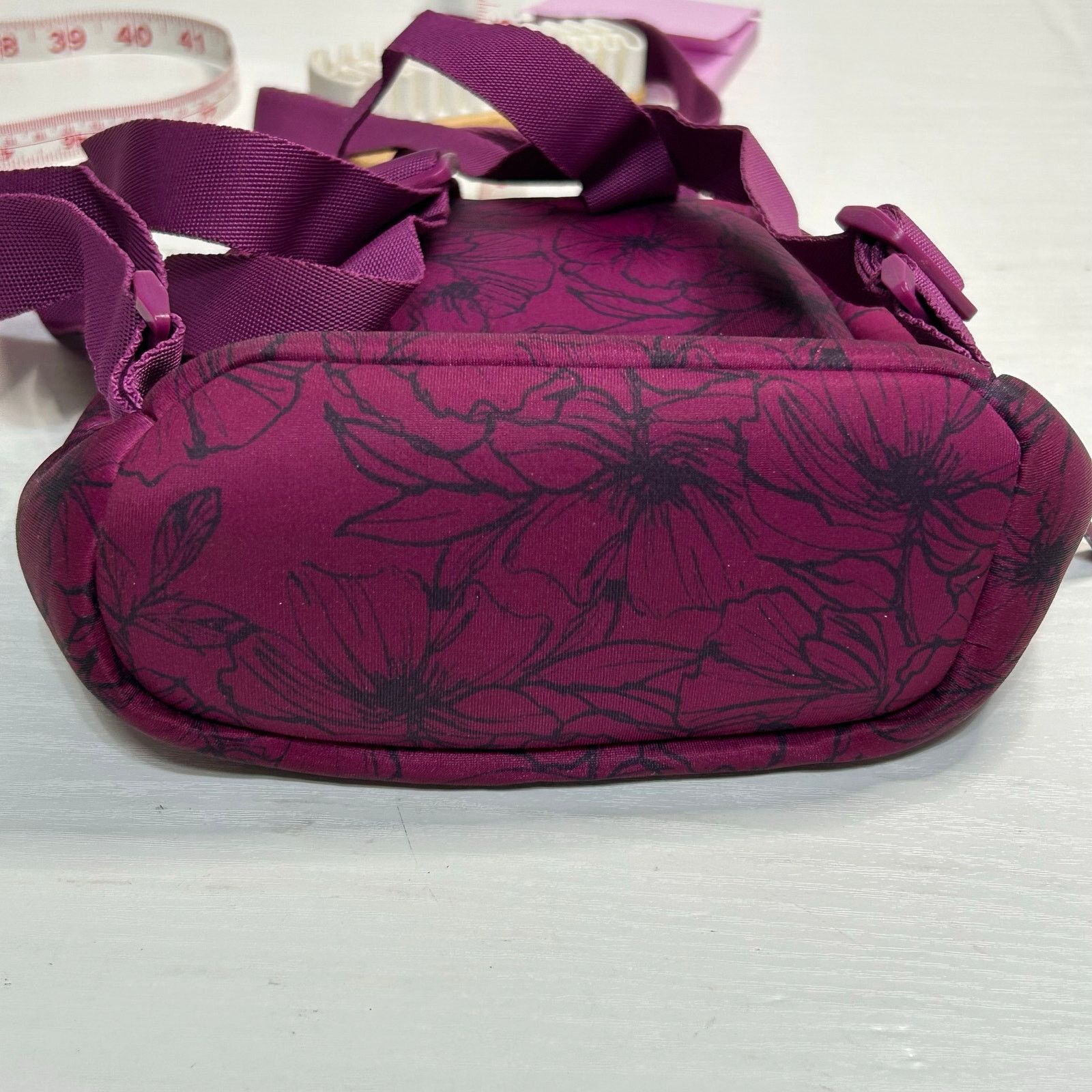 Reebok Reebok Mini Backpack Maroon Floral Neoprene Front Zip Logo Size ONE SIZE - 6 Thumbnail
