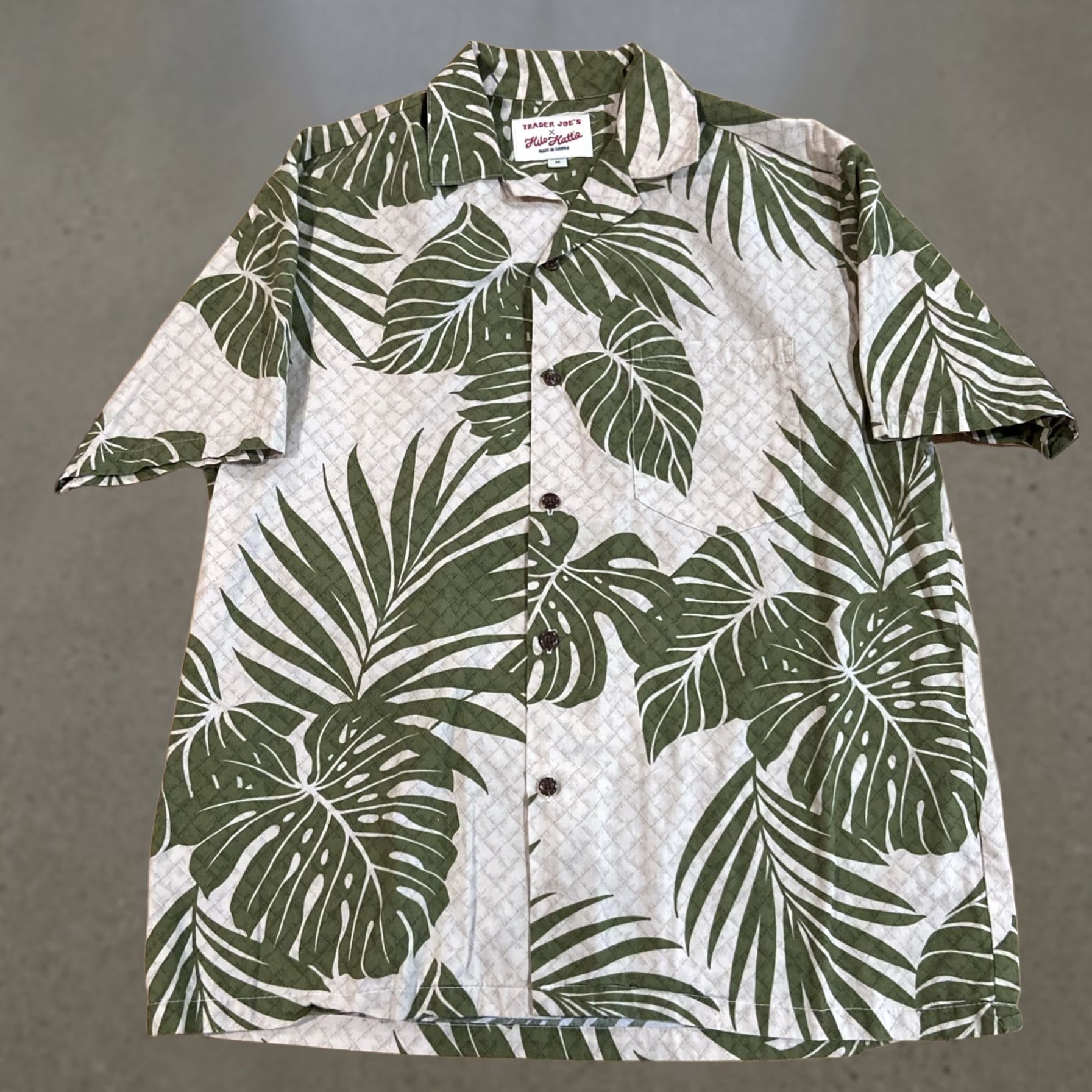 Hilo Hattie VINTAGE Hilo Hattie x Trader Joes Collab Camp Shirt M Floral Rattan Pattern Beige Men Short Sleeve Button-Up Hawaiian Size US M / EU 48-50 / 2 - 1 Thumbnail