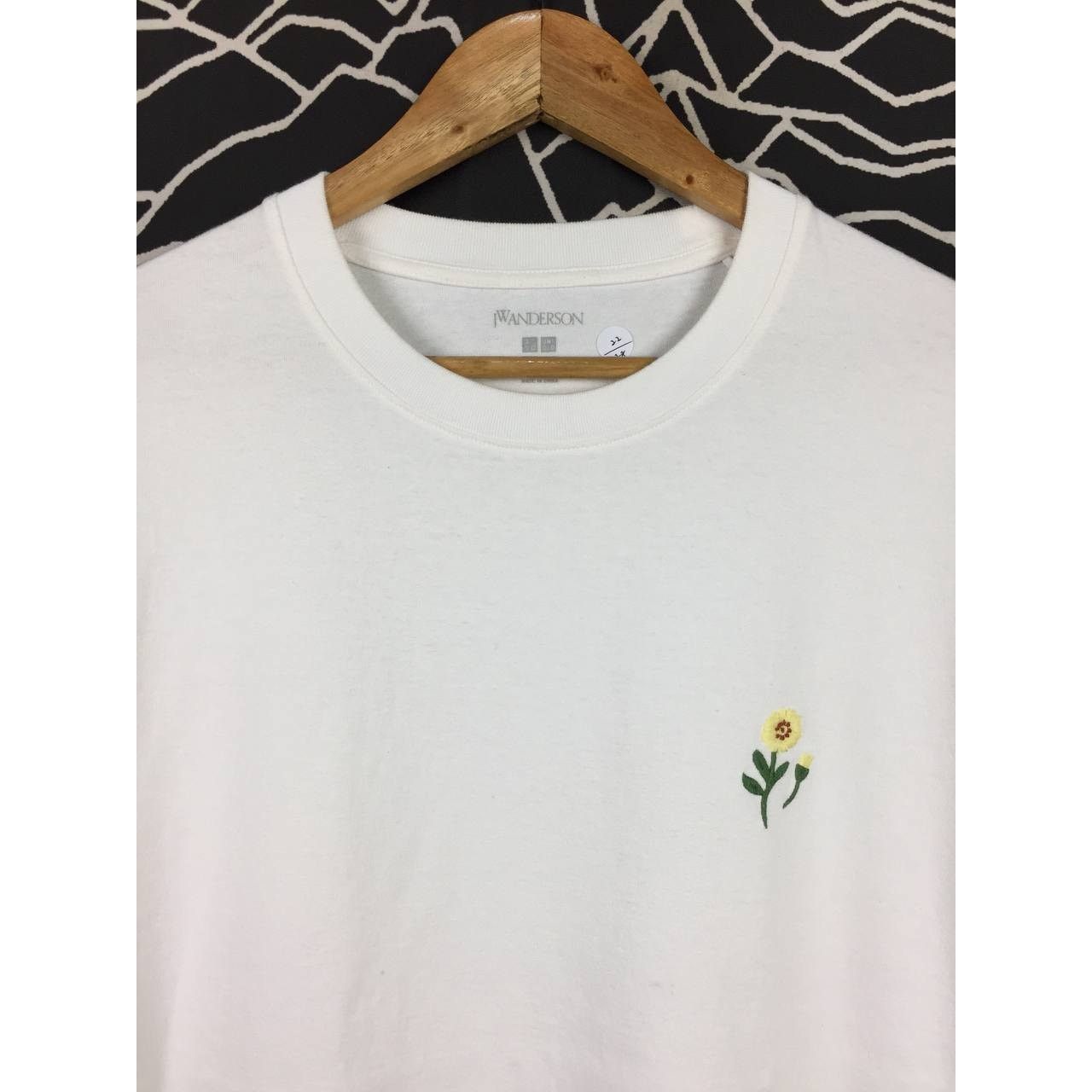 JW Anderson × Uniqlo JW Anderson X Uniqlo Flower Embroidered Logo Tee Size US L / EU 52-54 / 3 - 3 Thumbnail