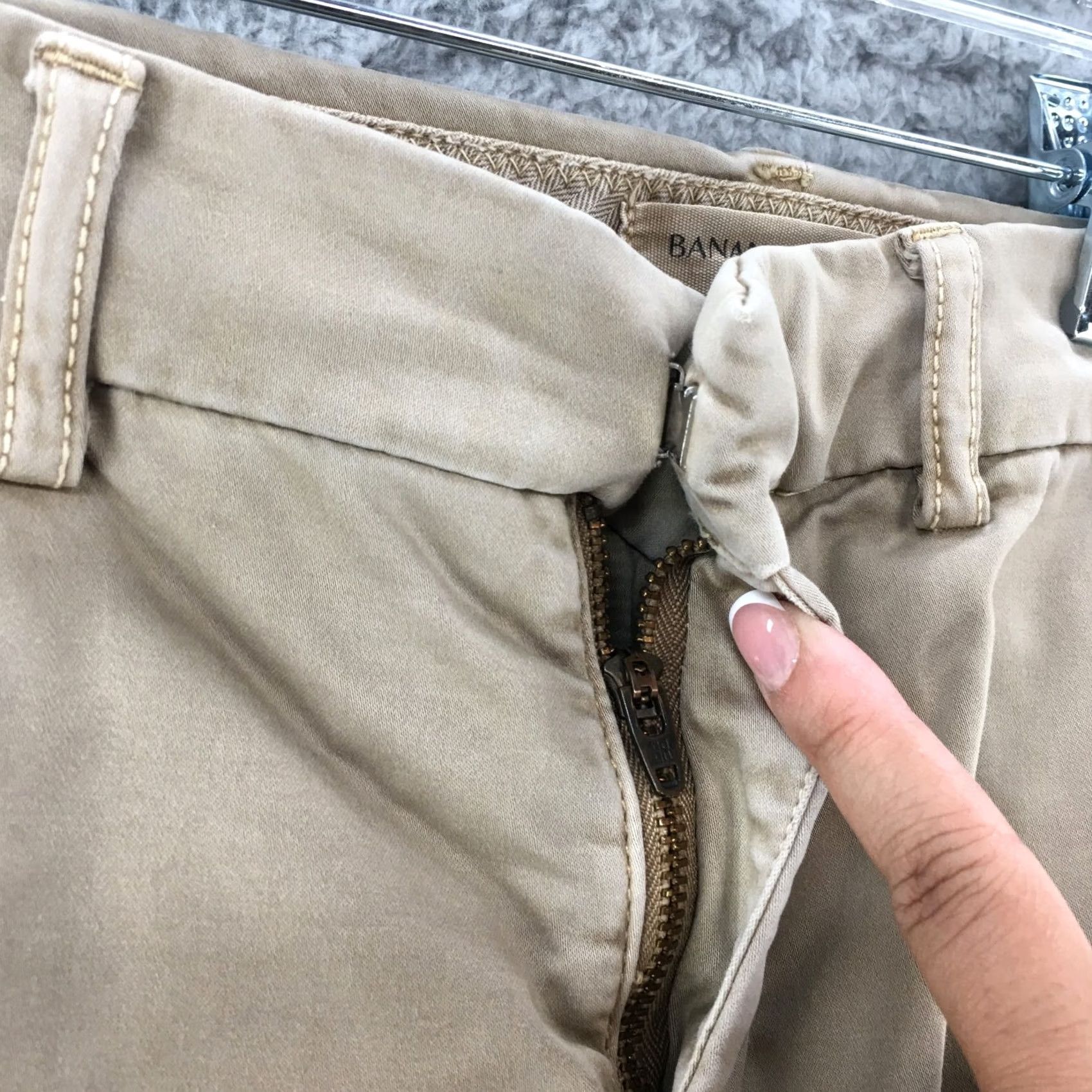 Banana Republic Banana Republic Chino Pants Mens 30.5 Regular Beige Flat Front Mid Rise Zip Fly Flat Front Chino Pants Mens Beige 30.5 in Slim Straight Vintage: No Size US 31 - 4 Thumbnail