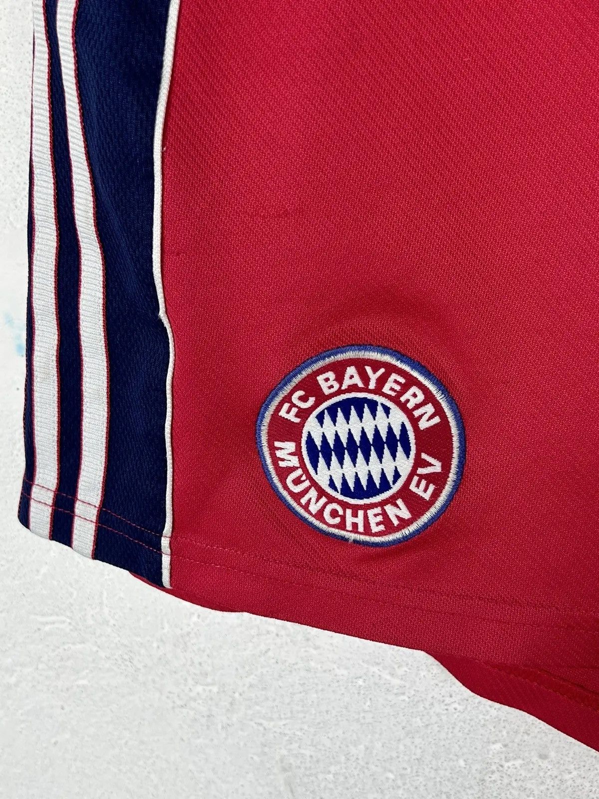 Adidas 90s Vintage Adidas x F.C. Bayern Munchen Shorts In Red Size US 32 / EU 48 - 4 Thumbnail