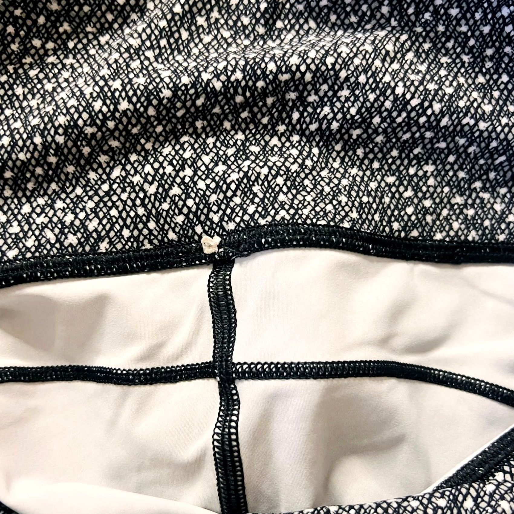 Lululemon VINTAGE Lululemon Run Fast Training Leggings Pockets Athletic Yoga Black White SZ 6 Womens Size 28" / US 6 / IT 42 - 4 Thumbnail