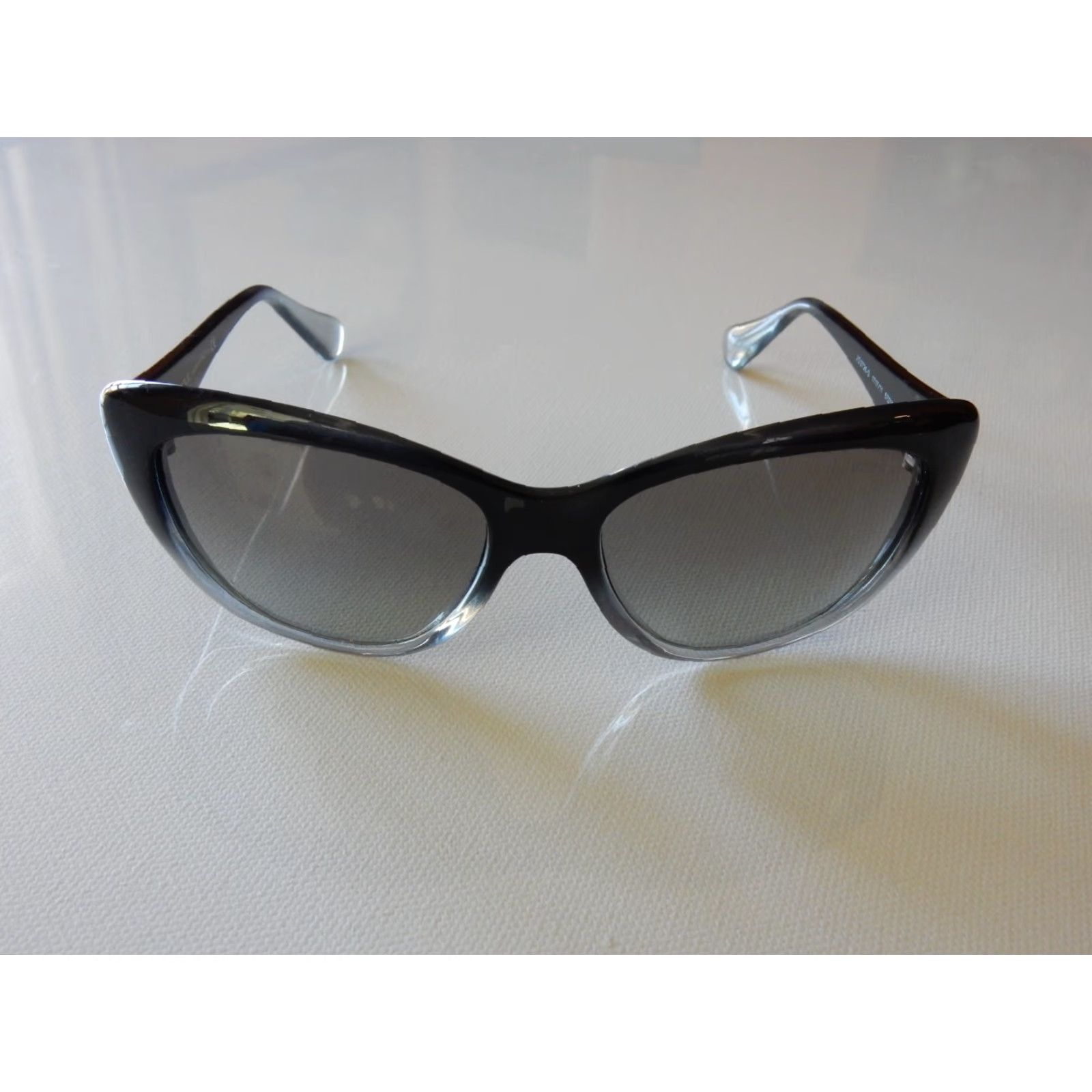 Vogue VOGUE Sunglasses Women Black small scratches vintage 2010s Size ONE SIZE - 2 Thumbnail
