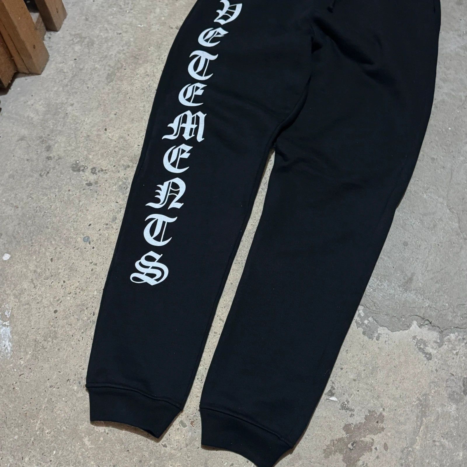 Vetements F/W 2020 Vetements gothic logo sweatpants Size US 30 / EU 46 - 2 Thumbnail