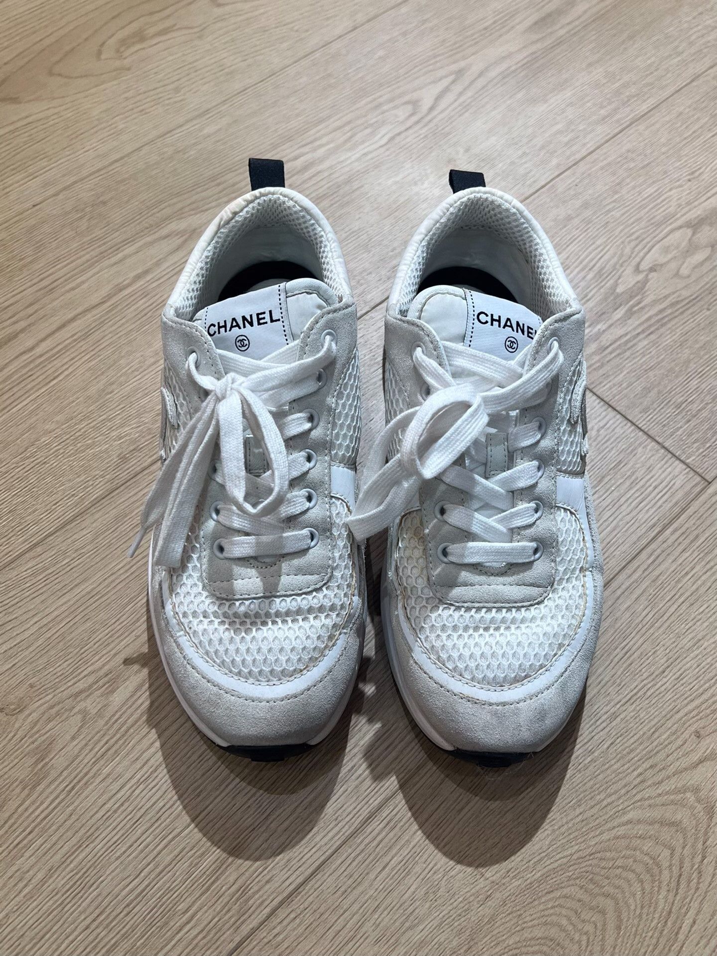 Chanel Chanel Casual White Lowtop Sneakers us_7-5 Women Size US 7.5 / IT 37.5 - 1 Thumbnail