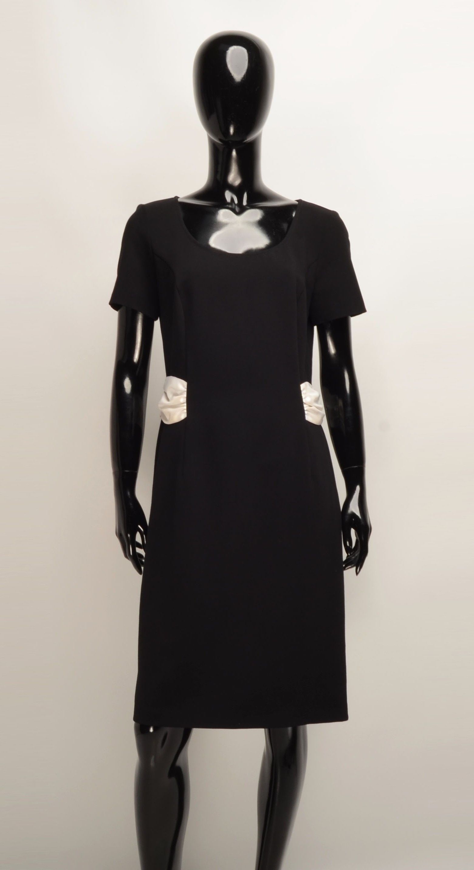 Love Moschino Love Moschino Short Sleeve Knee Length Dress with White Bow Size M / US 6-8 / IT 42-44 - 1 Thumbnail