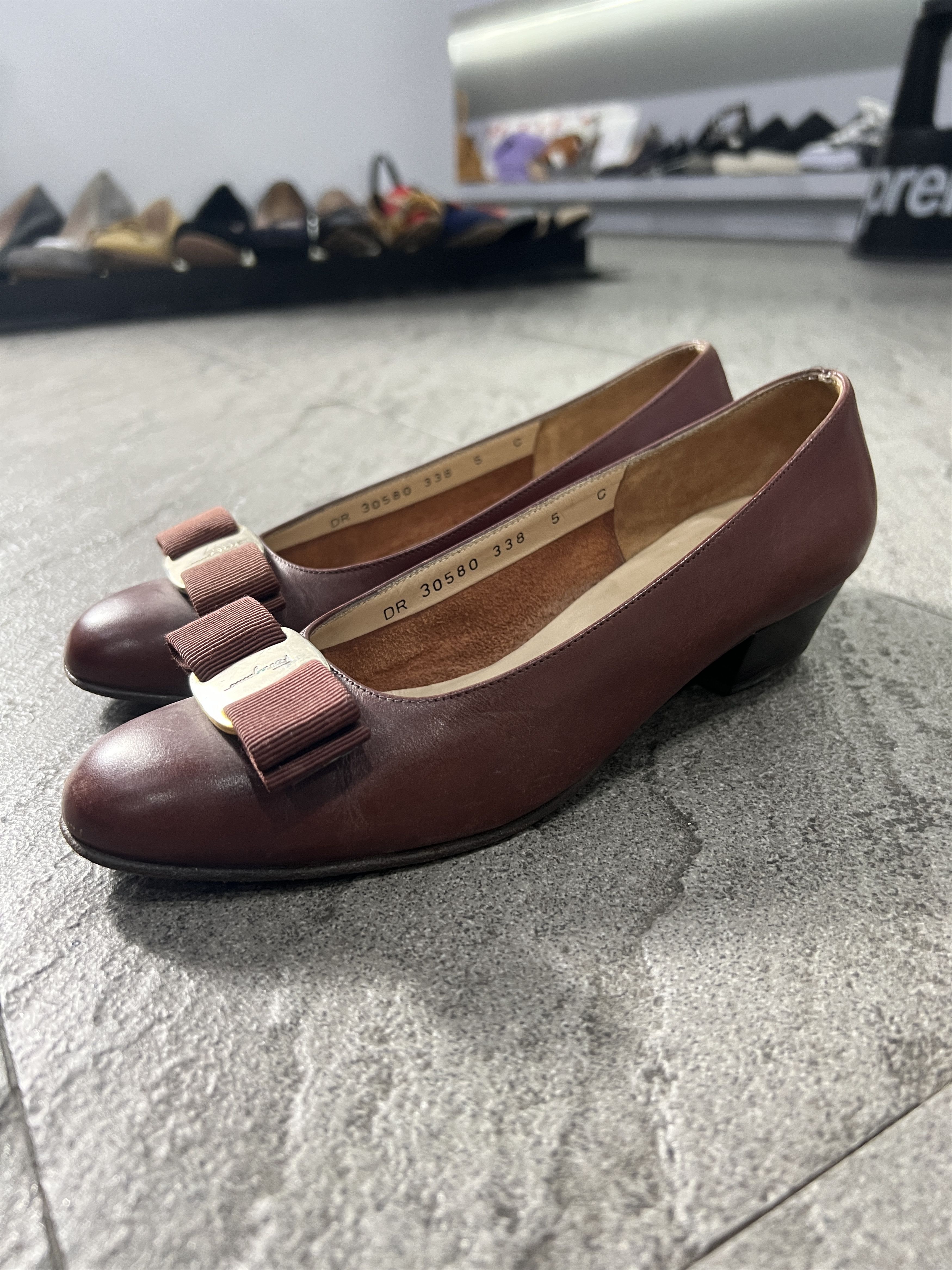 Salvatore Ferragamo Ferragamo Vara Bow Pumps Brown Leather Size 5C Size US 5 / IT 35 - 1 Thumbnail