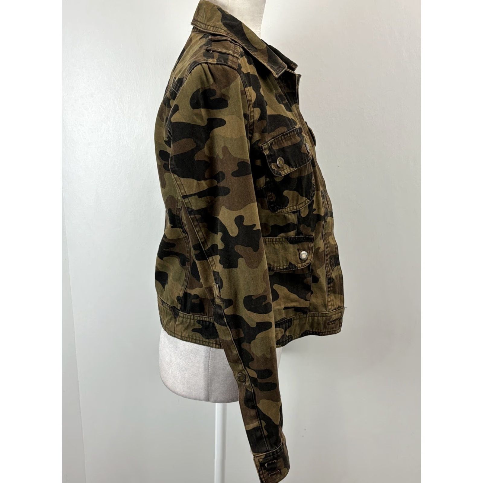 Vince Vince Camouflage Denim Jacket Women's Jean Jacket Size 6 Multicolor Short Button VGUC Military Inspired Size 28" / US 6 / IT 42 - 4 Thumbnail