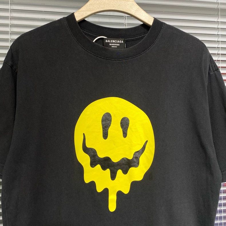 Balenciaga Balenciaga Short-sleeve T-shirt with dissolved smile and v Size US L / EU 52-54 / 3 - 6 Thumbnail