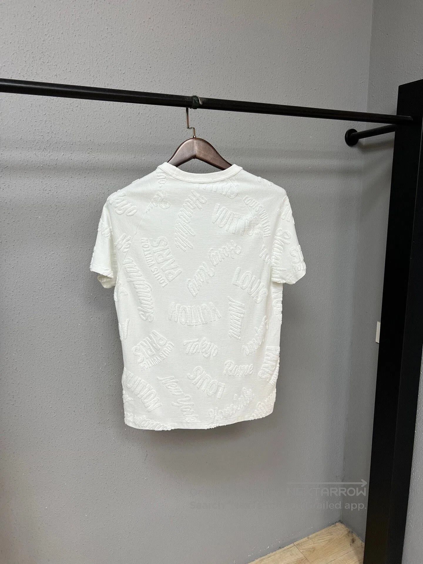 Louis Vuitton Louis Vuitton White Short Sleeve Logo Tee. Size S / US 4 / IT 40 - 2 Thumbnail
