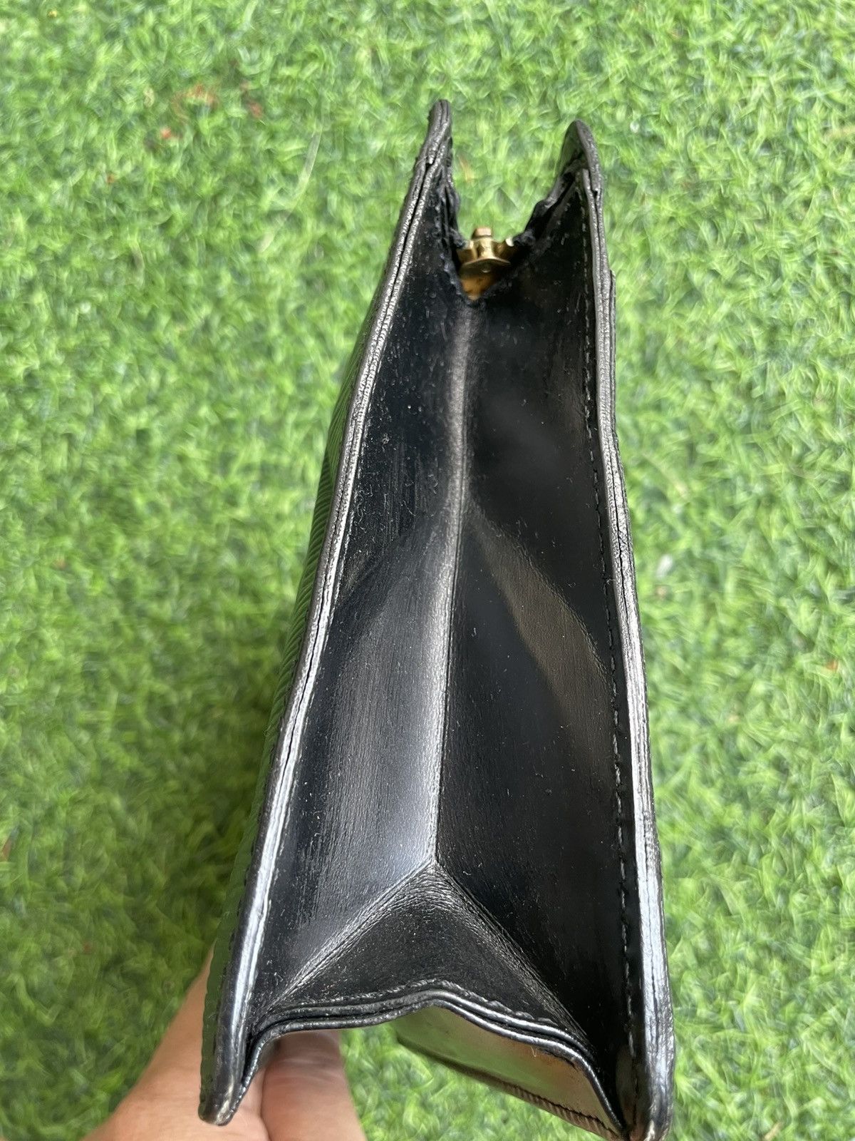 Louis Vuitton Authentic Louis Vuitton Black Epi Leather Clutch Bag Size ONE SIZE - 6 Thumbnail