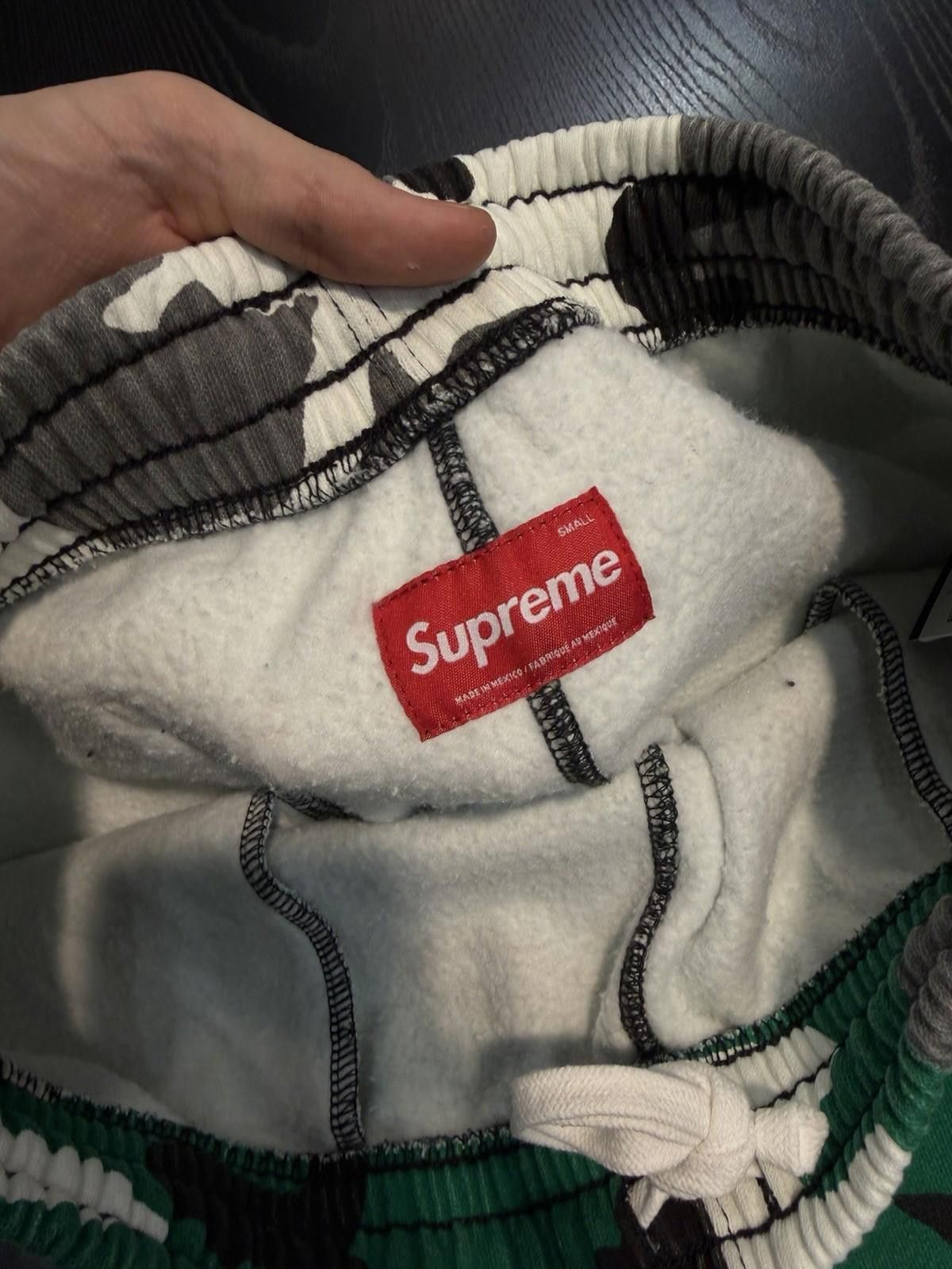 Supreme Supreme Small Box Sweatpant Green Camo Brand New Size US 30 / EU 46 - 8 Thumbnail