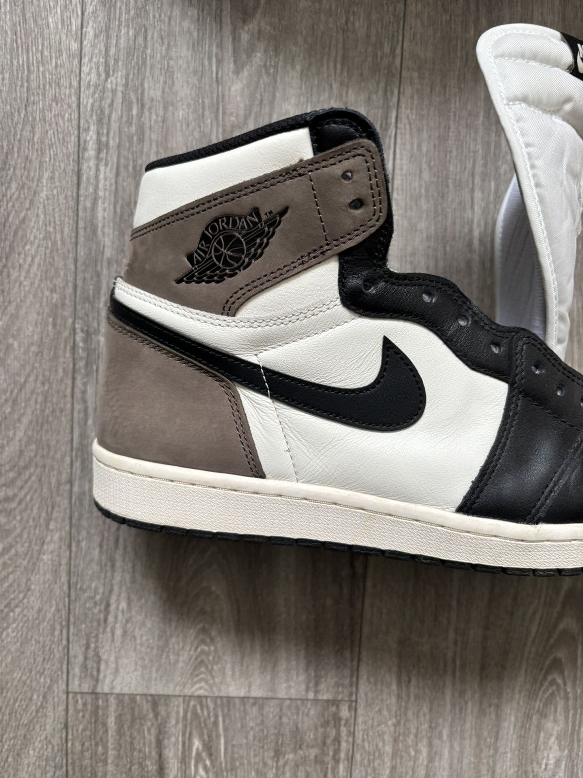 Jordan Brand Air Jordan 1 Retro High OG “Dark Mocha” Size US 12 / EU 45 - 10 Thumbnail