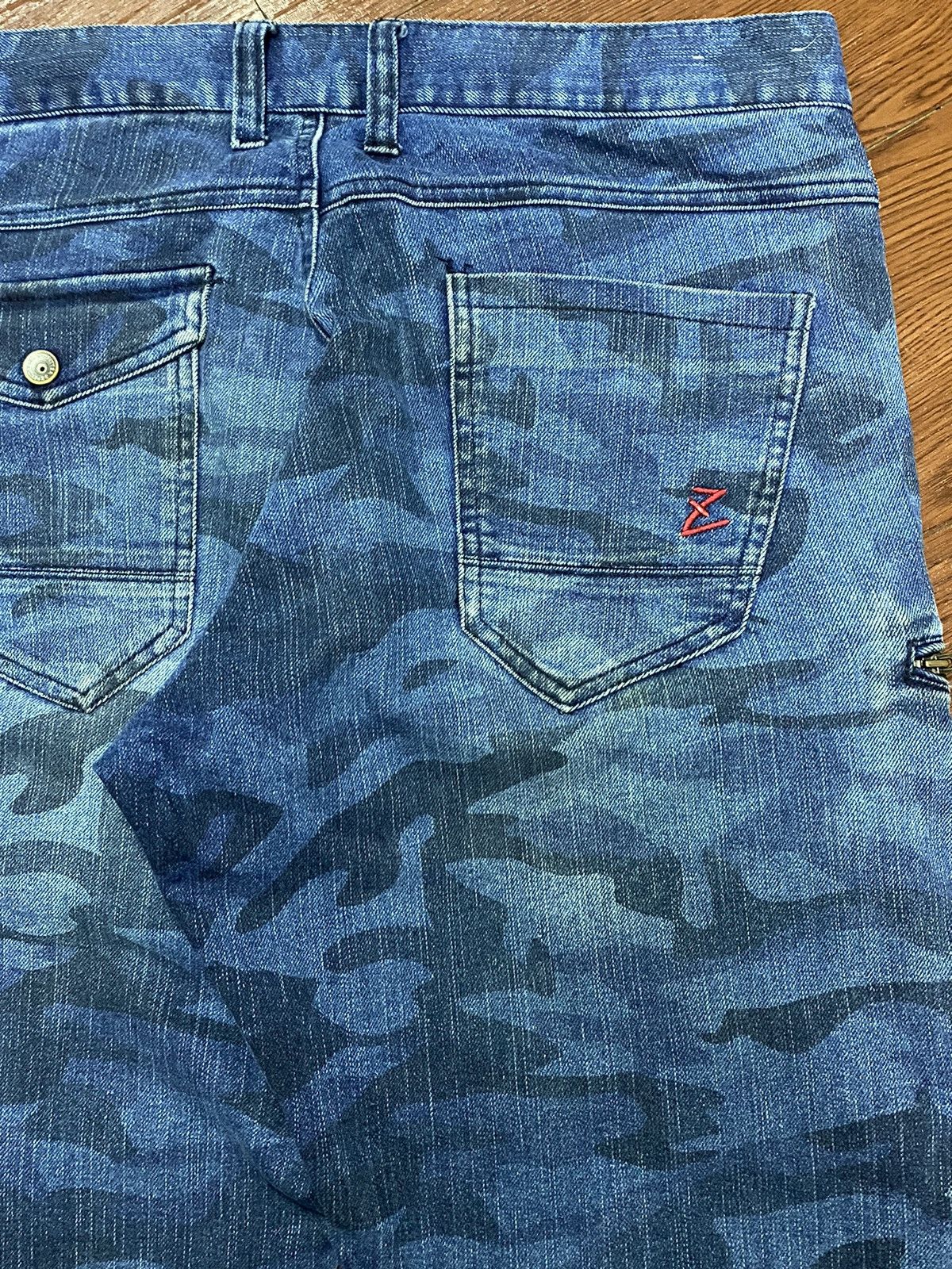 Japanese Brand Vintage Blue camo Loose Jeans Size US 33 - 8 Thumbnail
