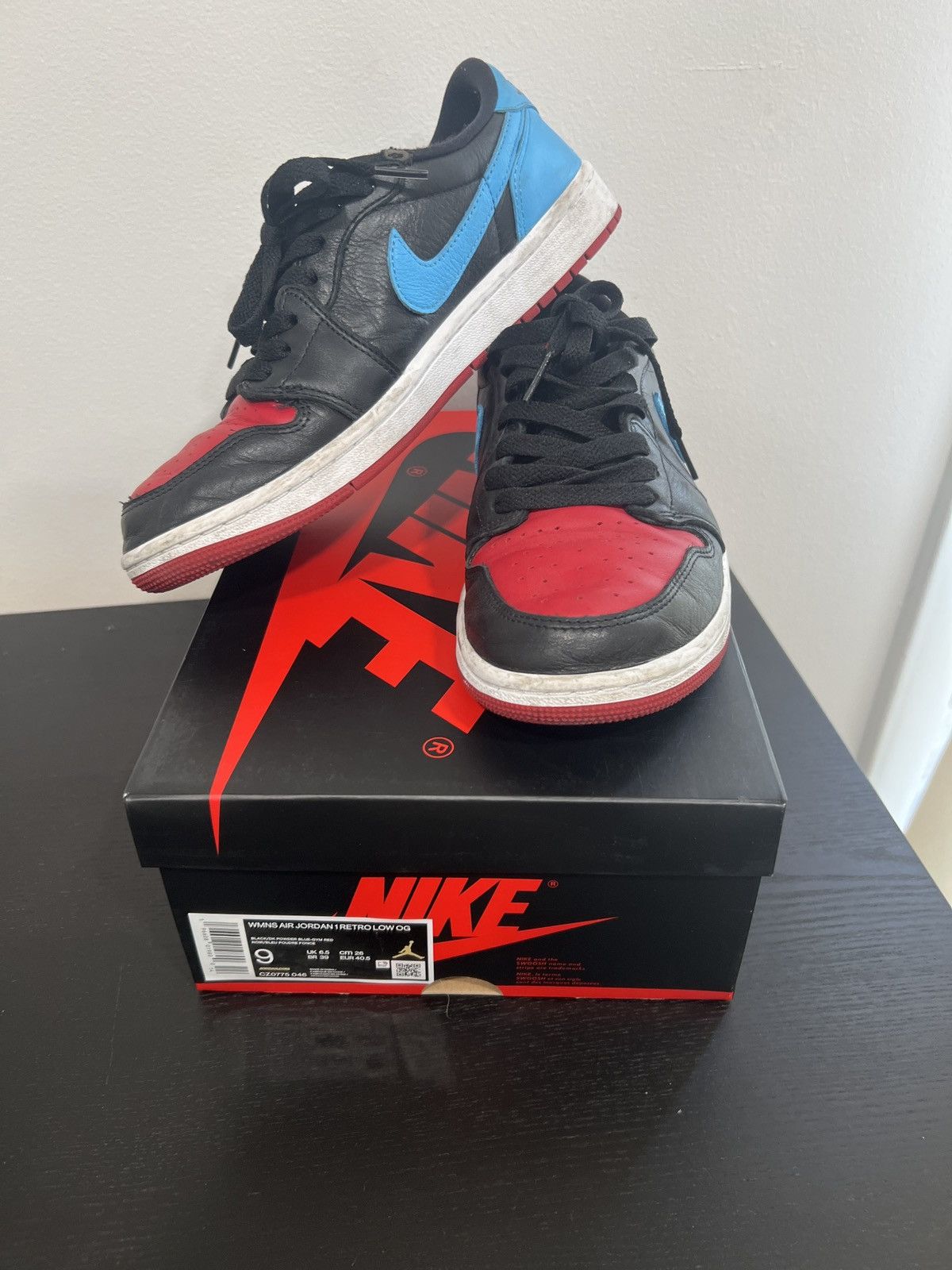 Jordan Brand WMNS Air Jordan 1 retro low Size US 9 / IT 39 - 1 Thumbnail